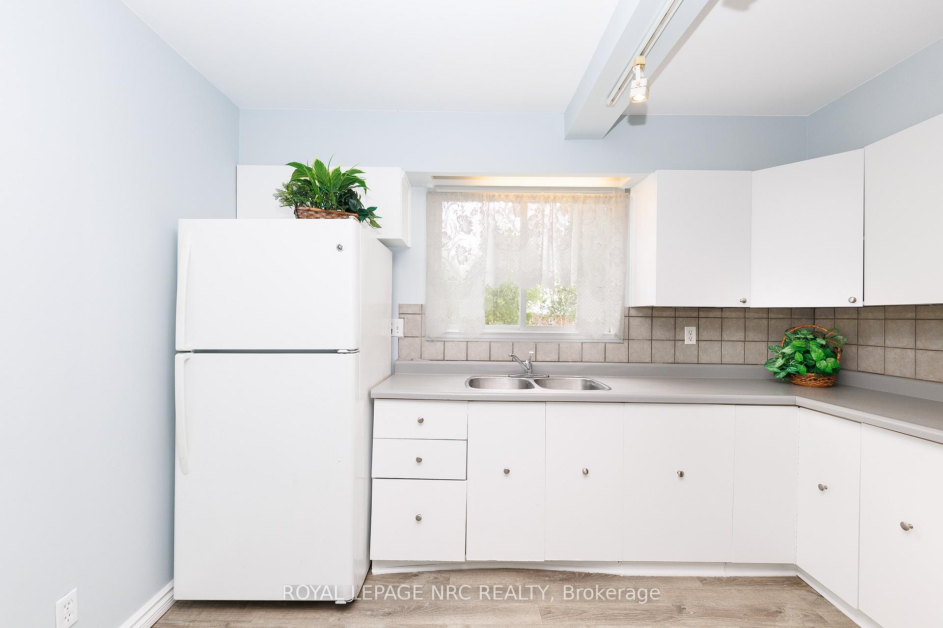 Photo 5 of 4676 McDougall Crescent, Niagara Falls, Downtown — HOMEH
