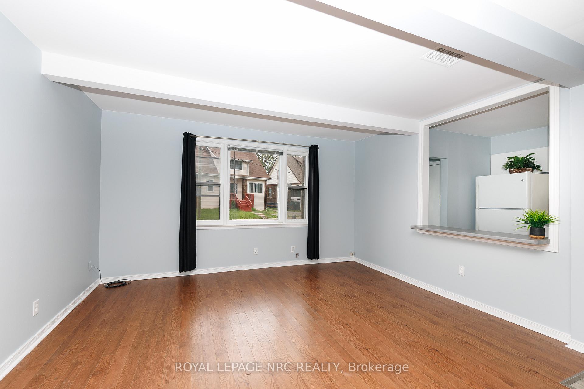 Photo 7 of 4676 McDougall Crescent, Niagara Falls, Downtown — HOMEH