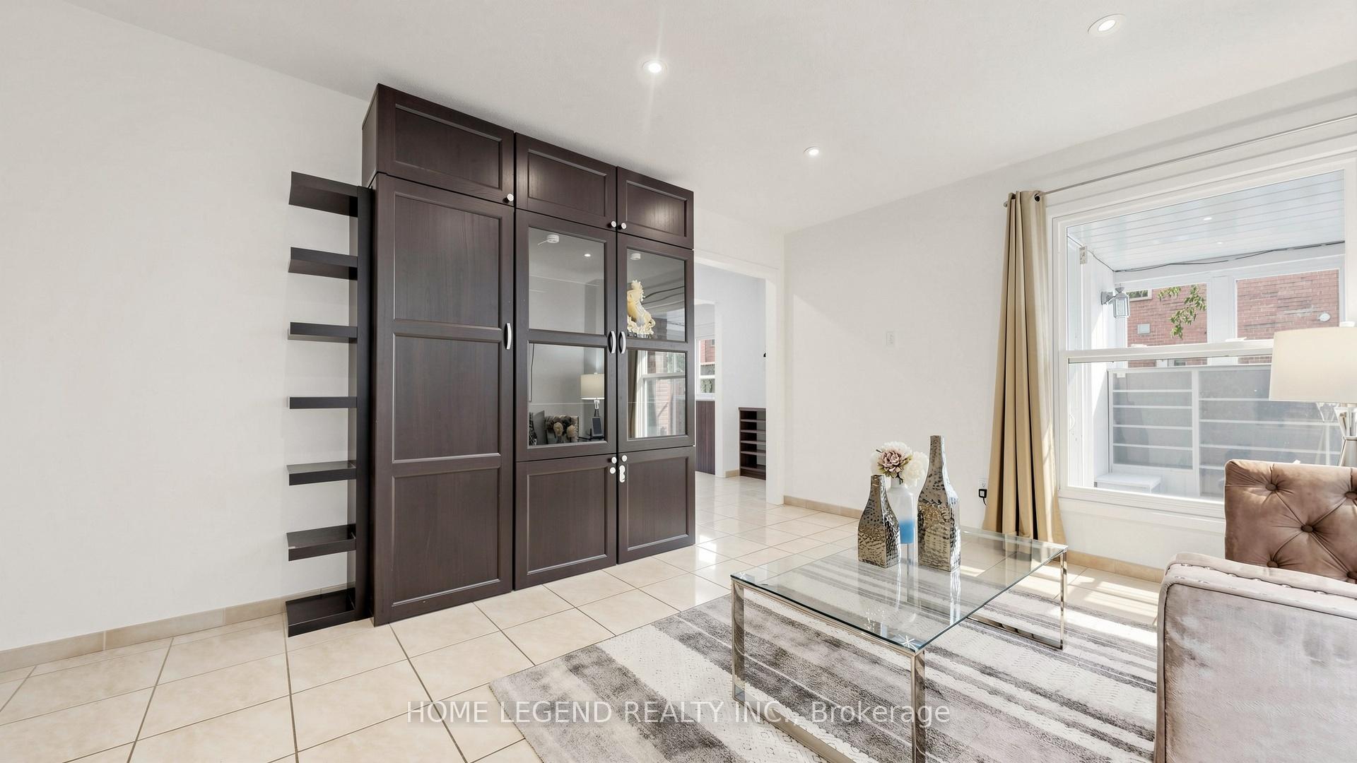 Photo 3 of 79 Upton Crescent, Markham, Milliken Mills West — HOMEH