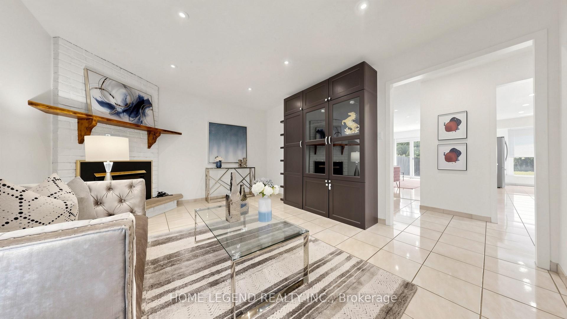 Photo 4 of 79 Upton Crescent, Markham, Milliken Mills West — HOMEH