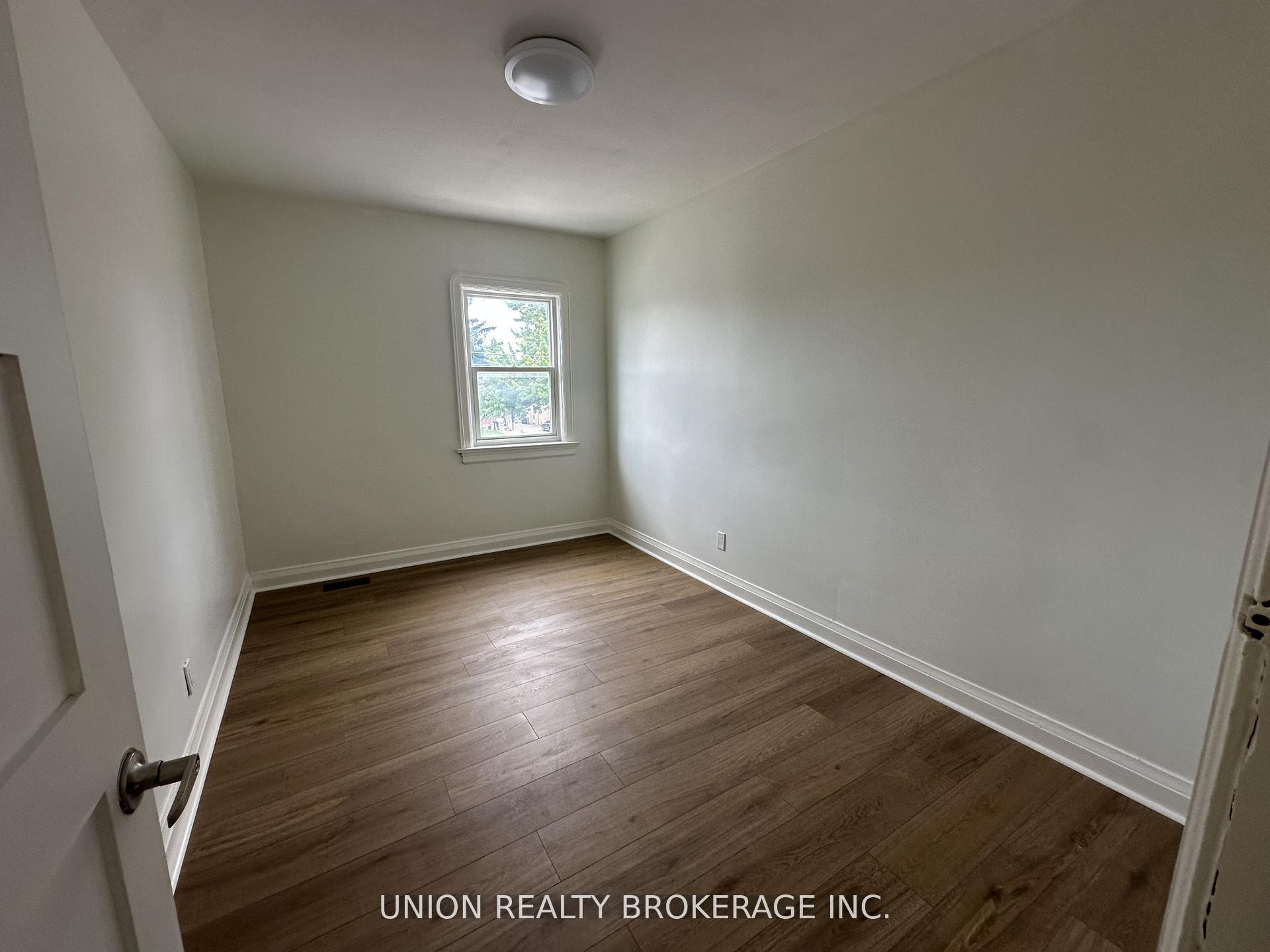 Photo 4 of Unit Upper Unit, 582 Danforth Road, Scarborough, Clairlea-Birchmount — HOMEH
