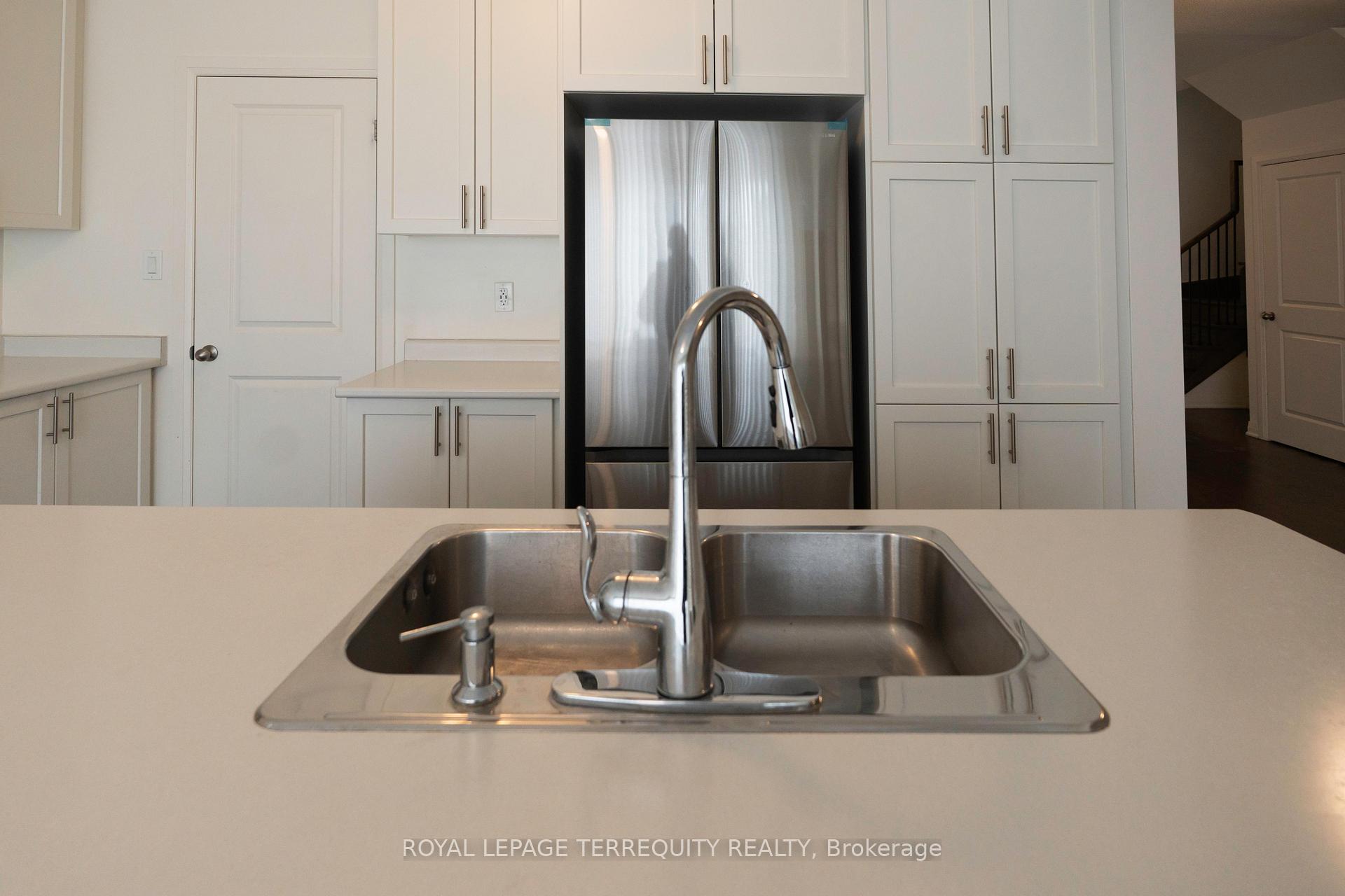 Photo 10 of 27 Clipper Lane, Clarington, Bowmanville — HOMEH