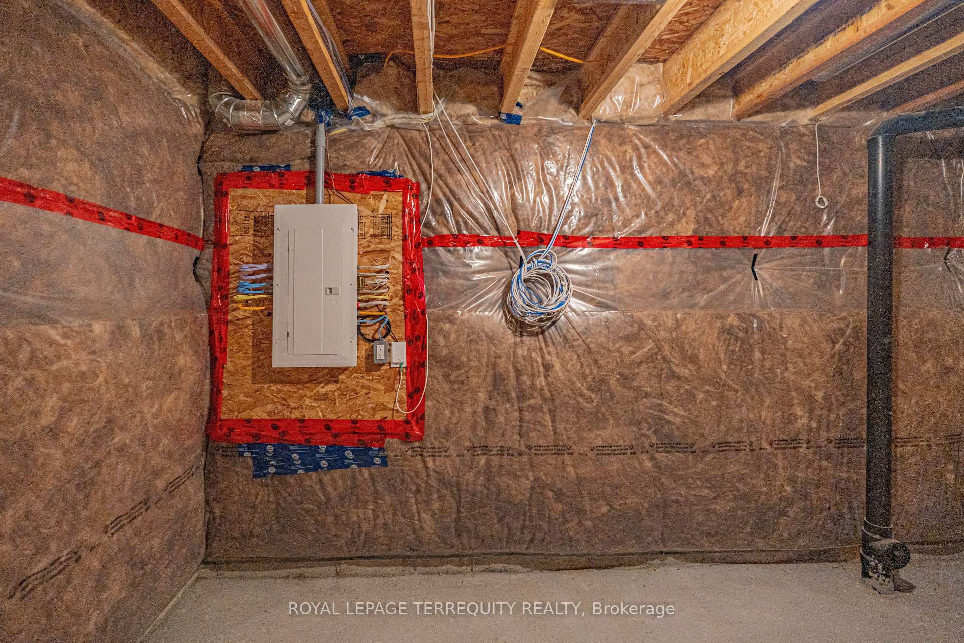 Photo 20 of 27 Clipper Lane, Clarington, Bowmanville — HOMEH