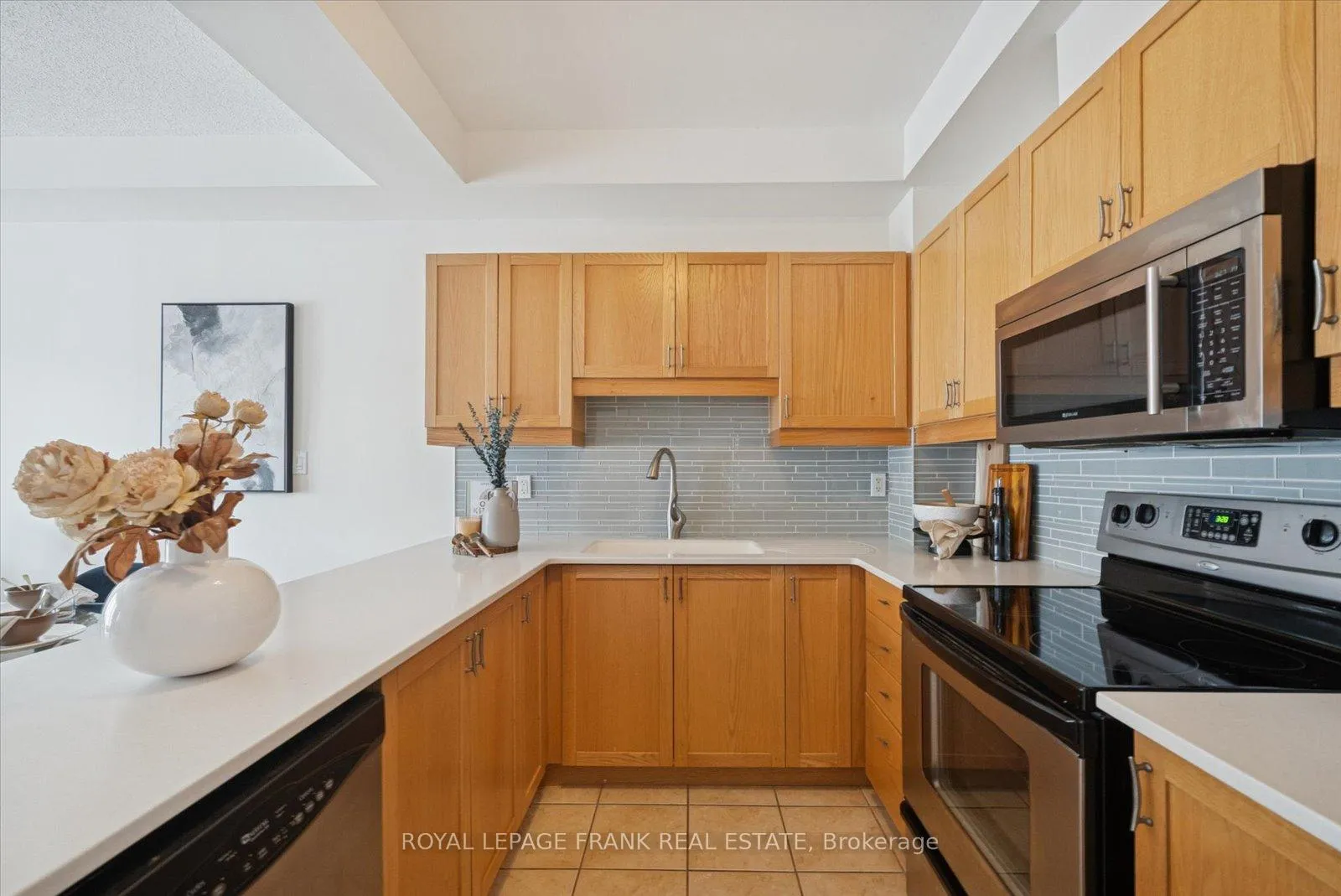 Photo 10 of Unit 204, 385 Lakebreeze Drive, Clarington, Newcastle — HOMEH