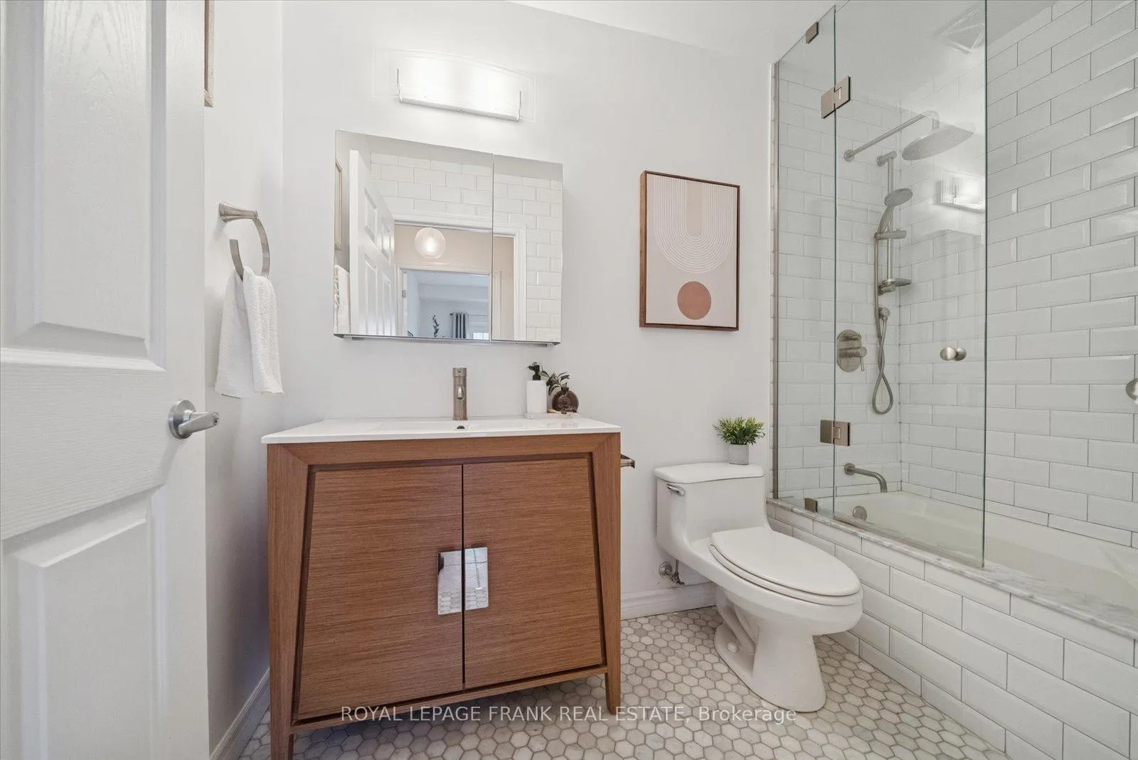 Photo 13 of Unit 204, 385 Lakebreeze Drive, Clarington, Newcastle — HOMEH