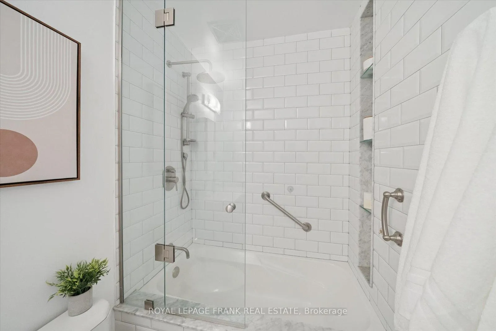 Photo 14 of Unit 204, 385 Lakebreeze Drive, Clarington, Newcastle — HOMEH