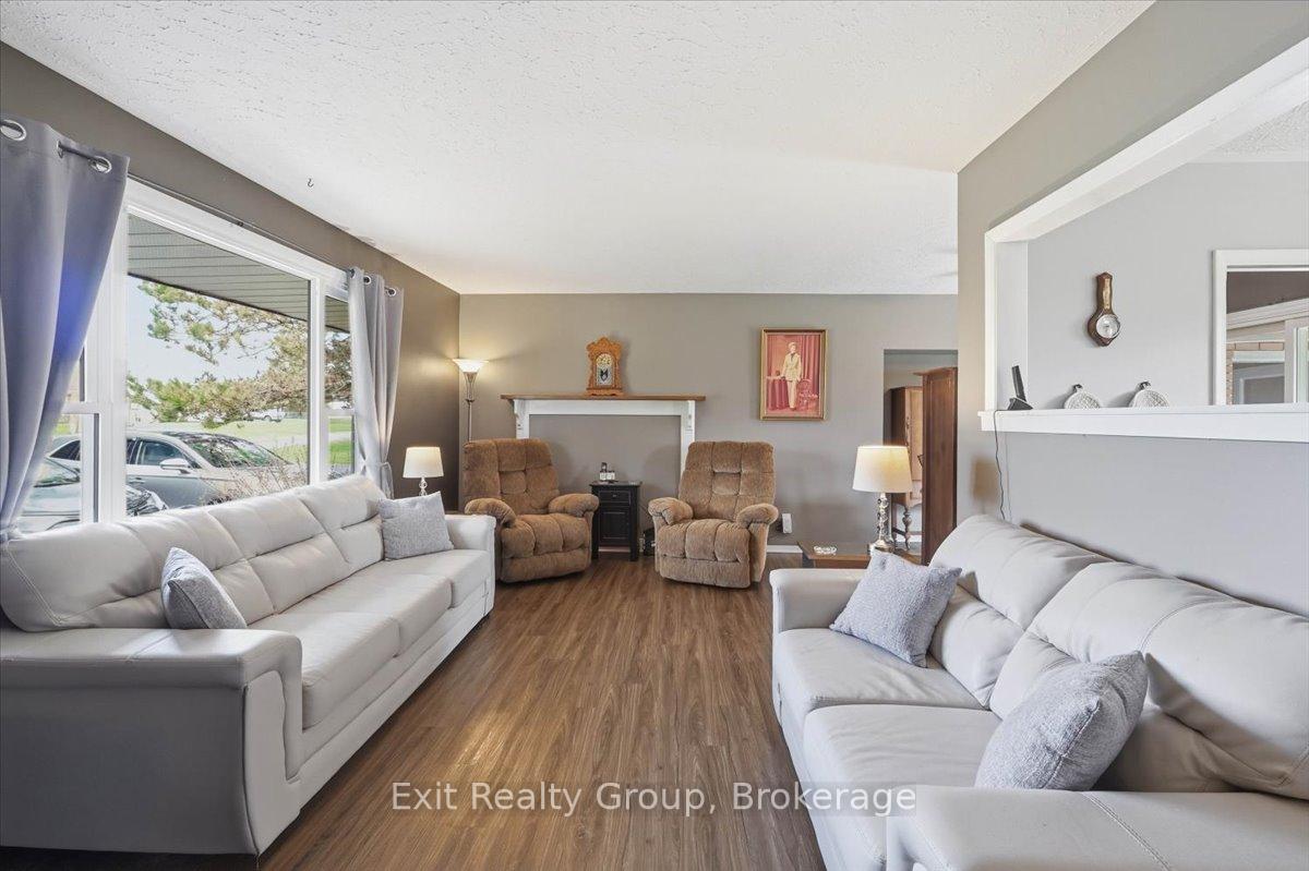 Photo 8 of 196 Elmwood Drive, Belleville, Belleville Ward — HOMEH