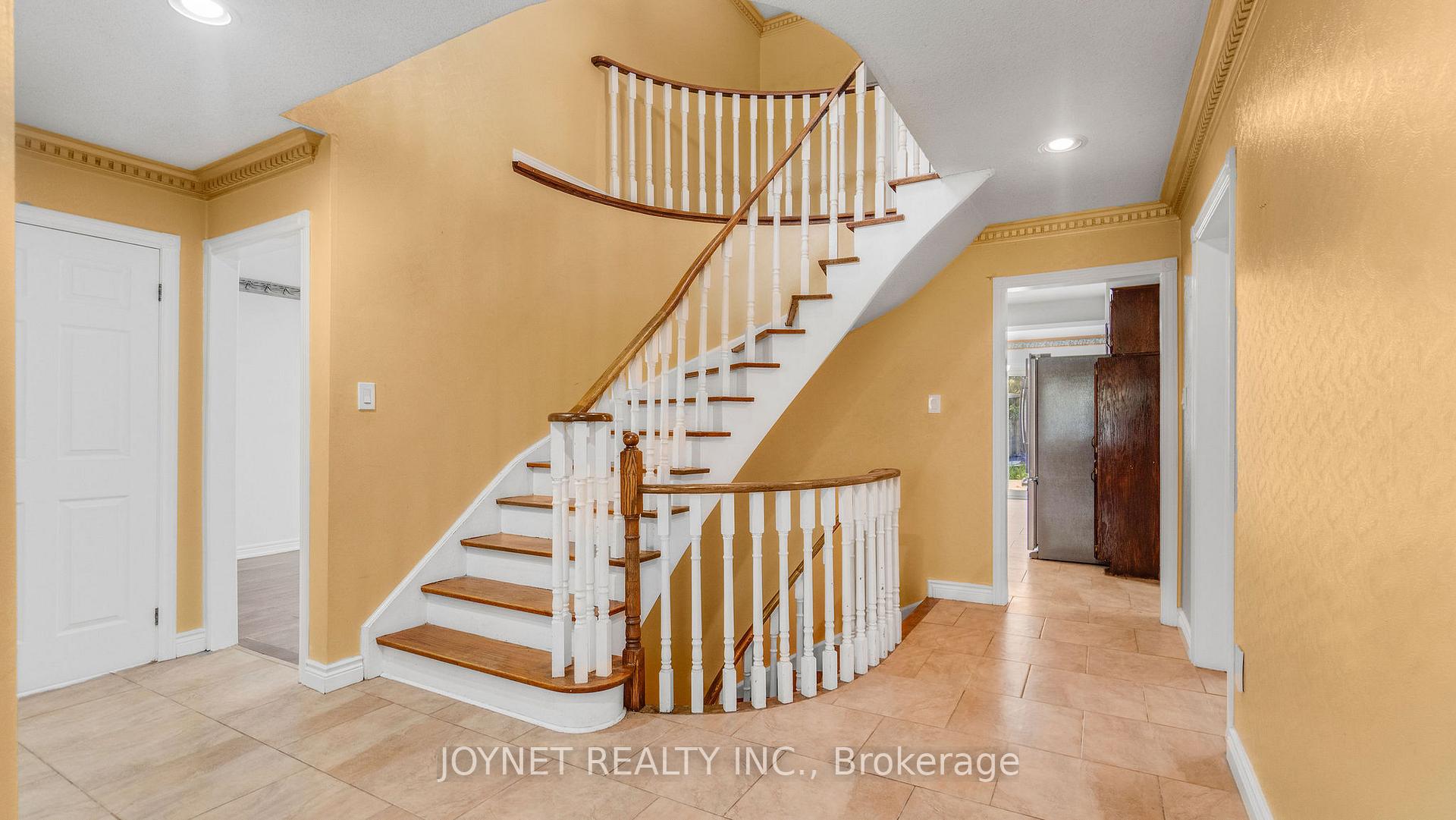 Photo 8 of 43 Castlehill Road, Vaughan, Maple — HOMEH