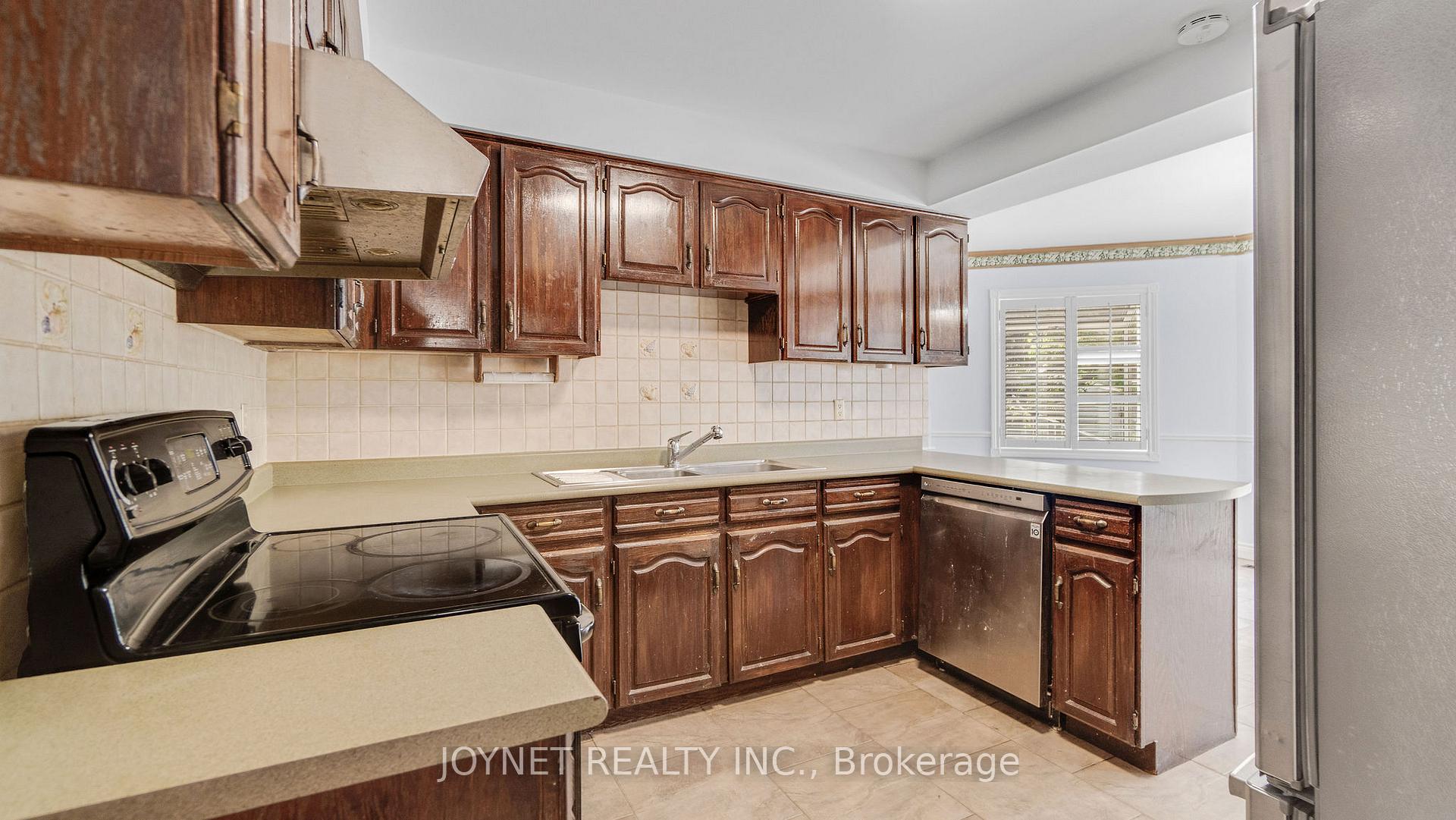 Photo 12 of 43 Castlehill Road, Vaughan, Maple — HOMEH