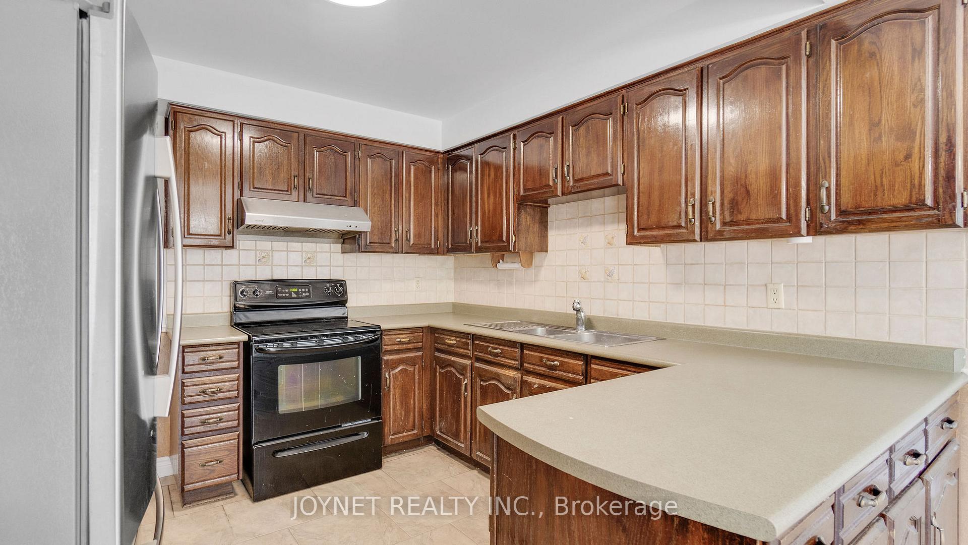 Photo 13 of 43 Castlehill Road, Vaughan, Maple — HOMEH