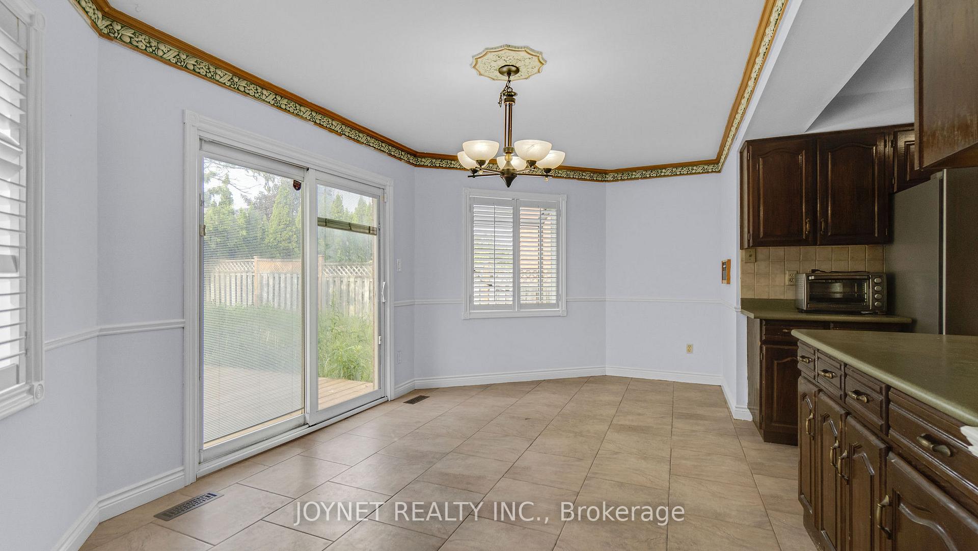 Photo 16 of 43 Castlehill Road, Vaughan, Maple — HOMEH