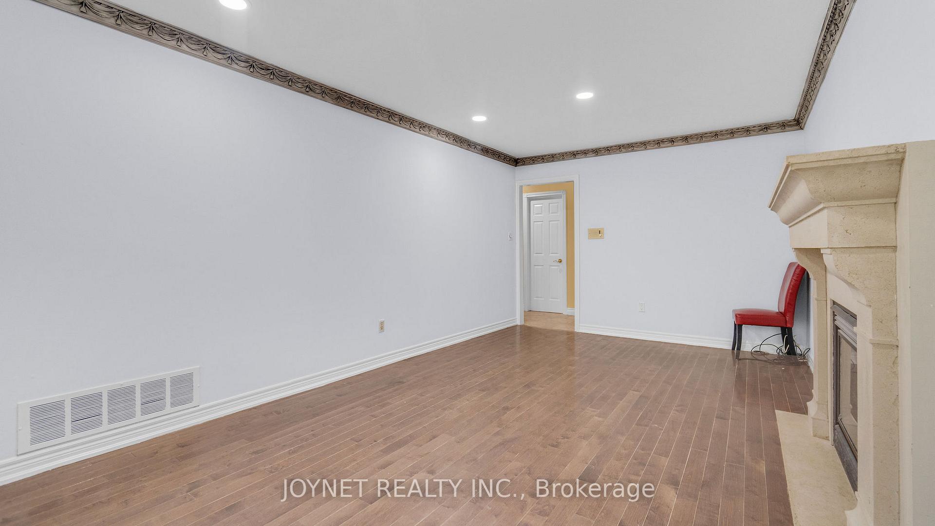 Photo 18 of 43 Castlehill Road, Vaughan, Maple — HOMEH