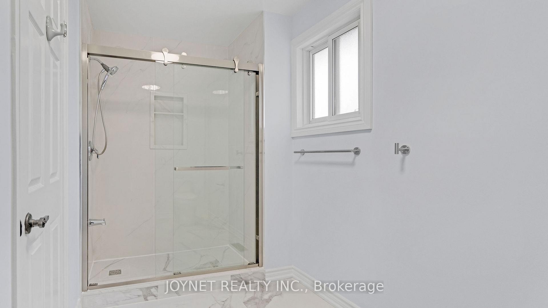 Photo 29 of 43 Castlehill Road, Vaughan, Maple — HOMEH