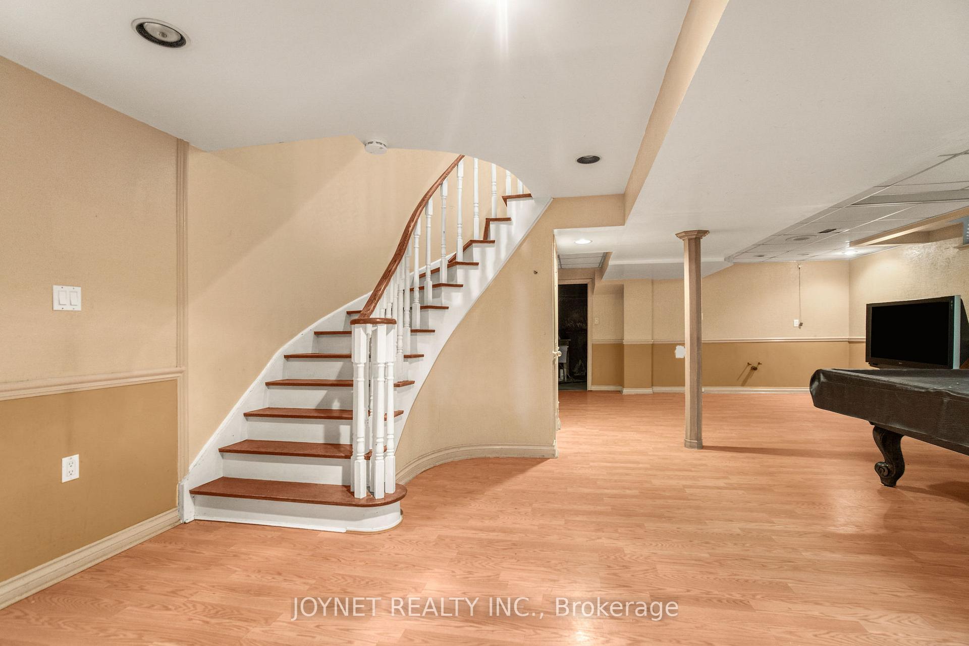 Photo 36 of 43 Castlehill Road, Vaughan, Maple — HOMEH