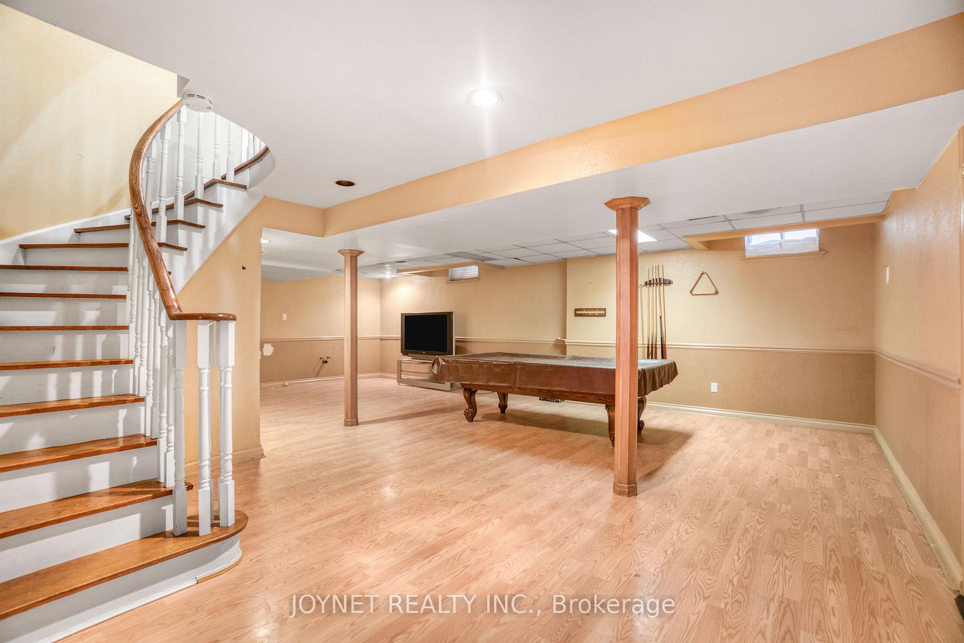 Photo 37 of 43 Castlehill Road, Vaughan, Maple — HOMEH