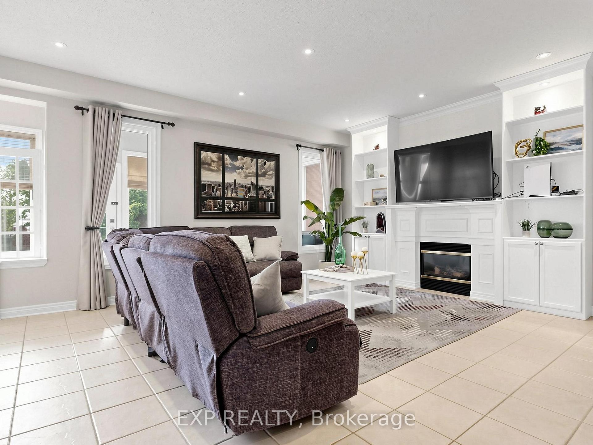 Photo 3 of 74 Darius Harns Drive, Whitby, Brooklin — HOMEH