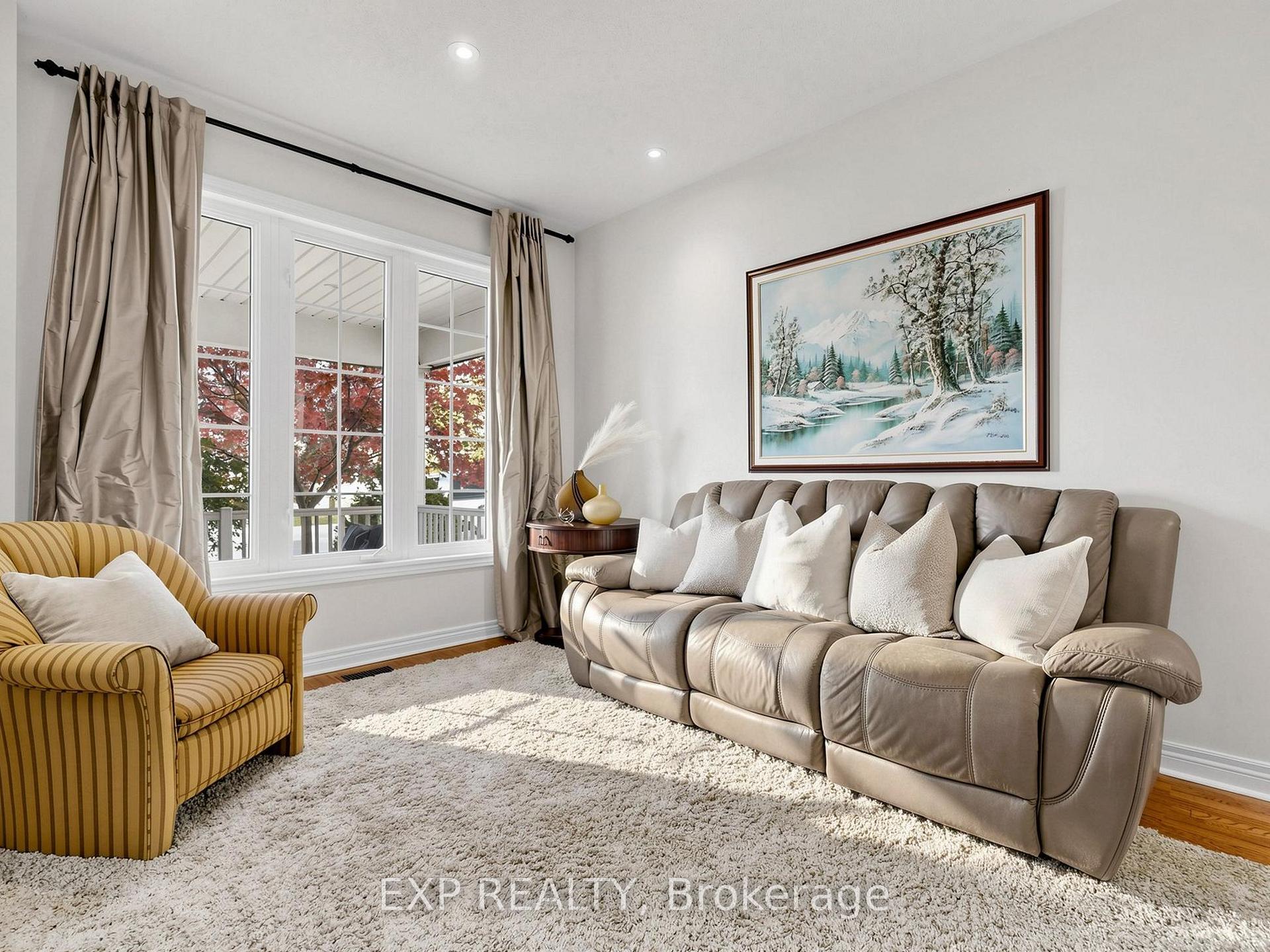 Photo 4 of 74 Darius Harns Drive, Whitby, Brooklin — HOMEH