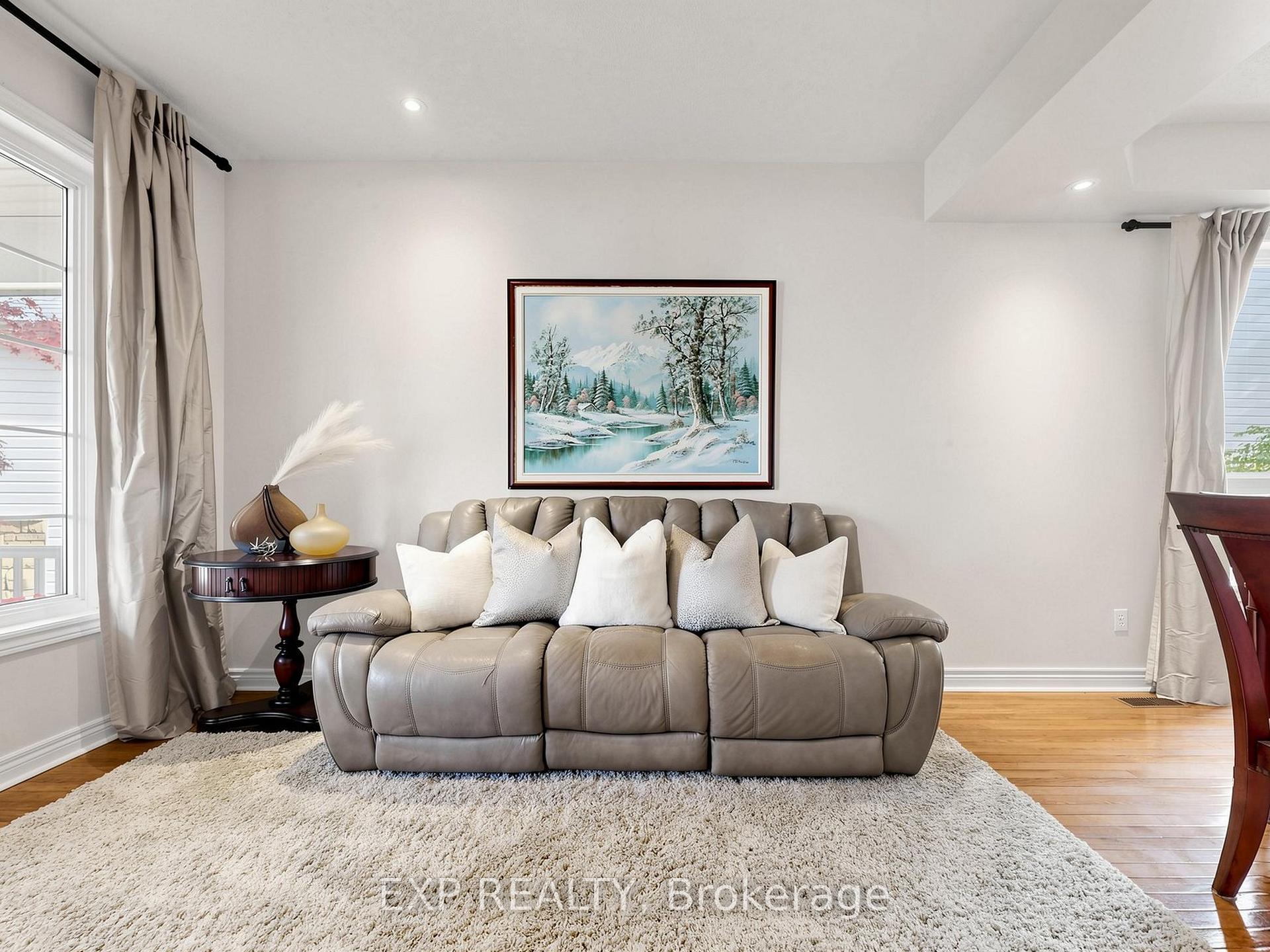 Photo 5 of 74 Darius Harns Drive, Whitby, Brooklin — HOMEH