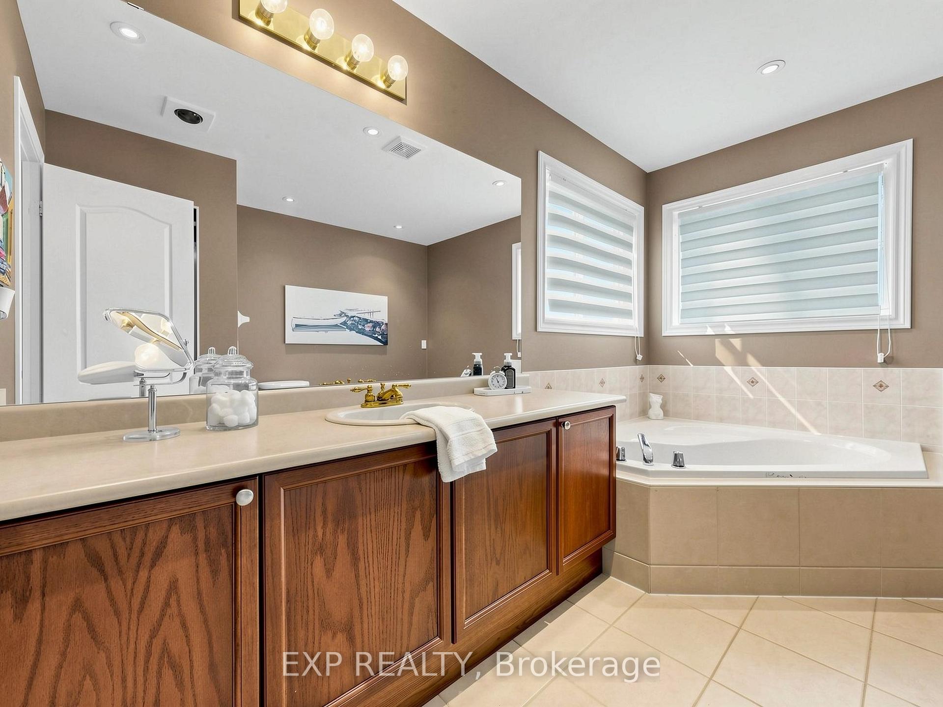 Photo 23 of 74 Darius Harns Drive, Whitby, Brooklin — HOMEH