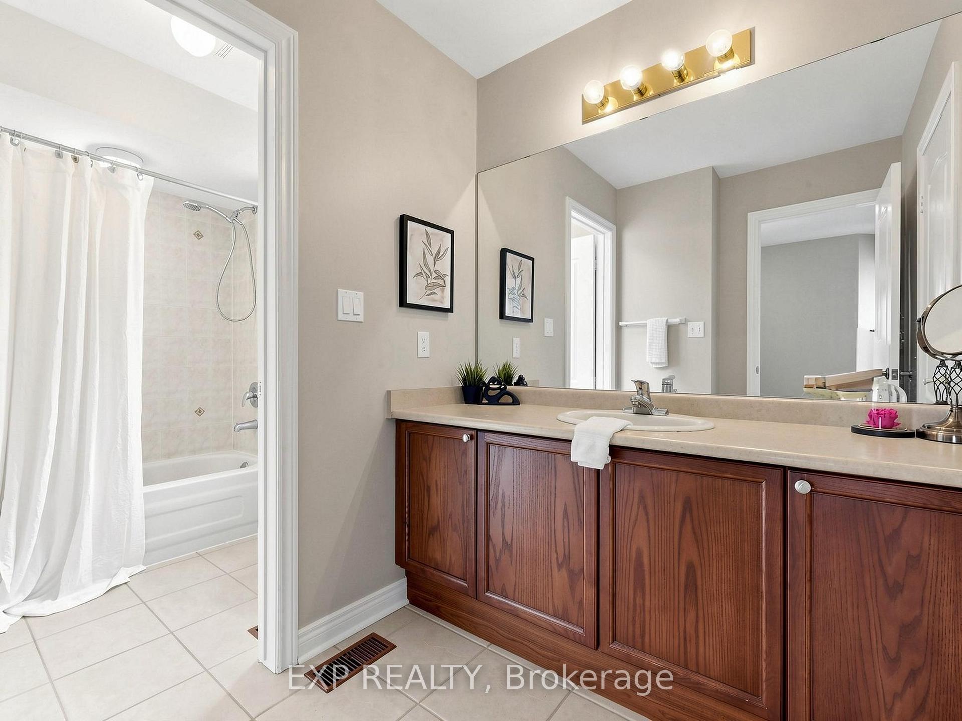 Photo 33 of 74 Darius Harns Drive, Whitby, Brooklin — HOMEH