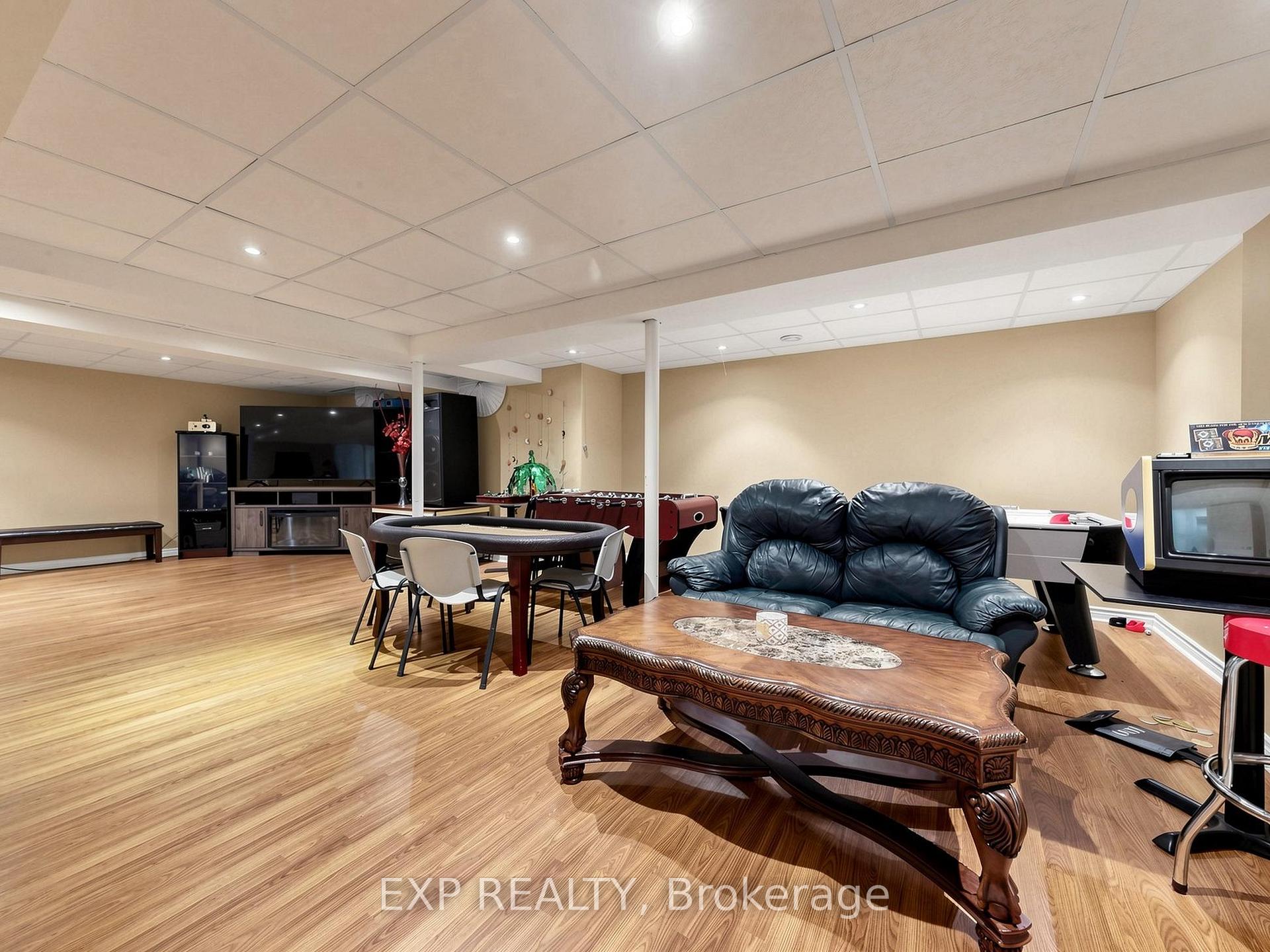 Photo 38 of 74 Darius Harns Drive, Whitby, Brooklin — HOMEH