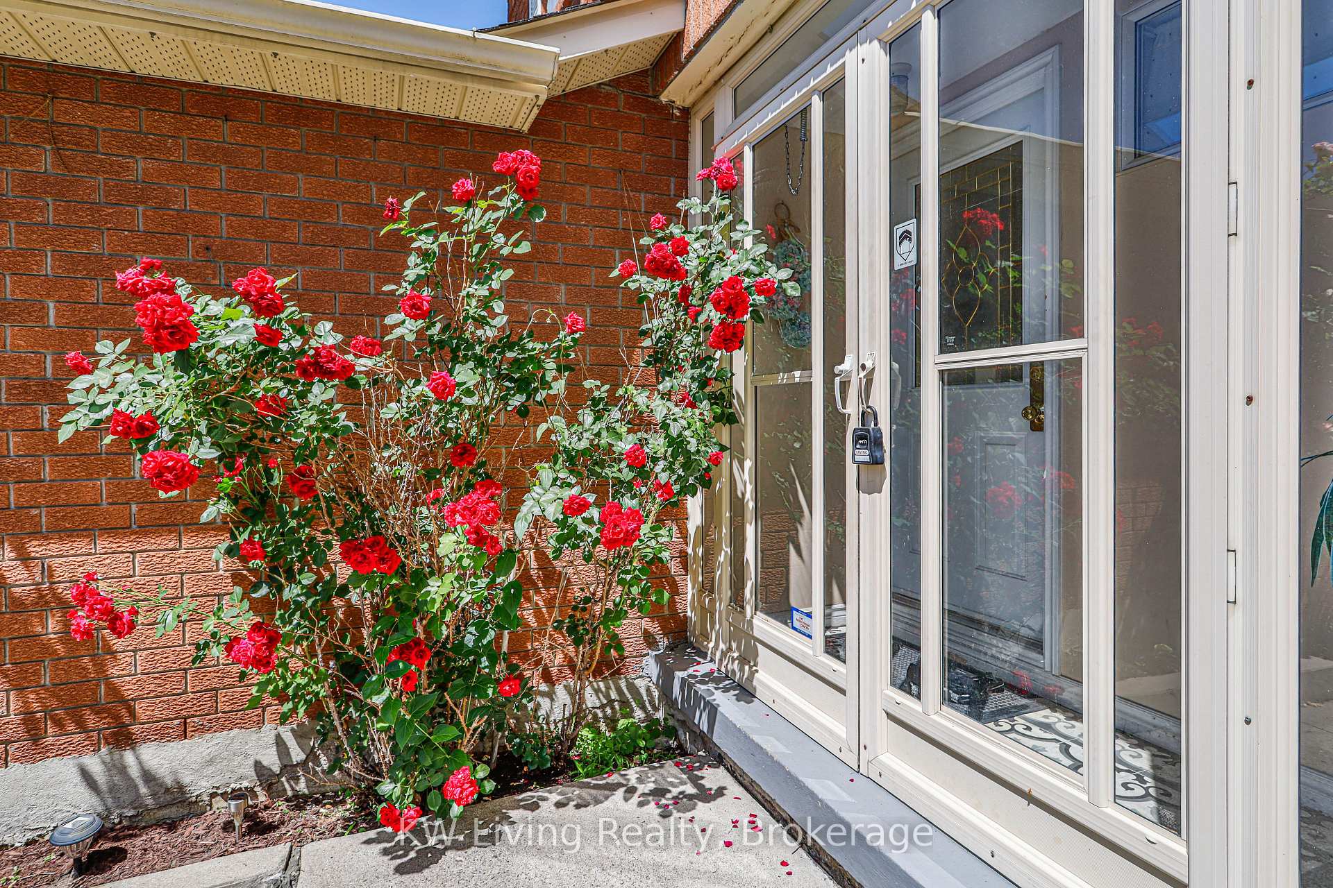 Photo 3 of 28 Jaimie Road, Vaughan, Brownridge — HOMEH