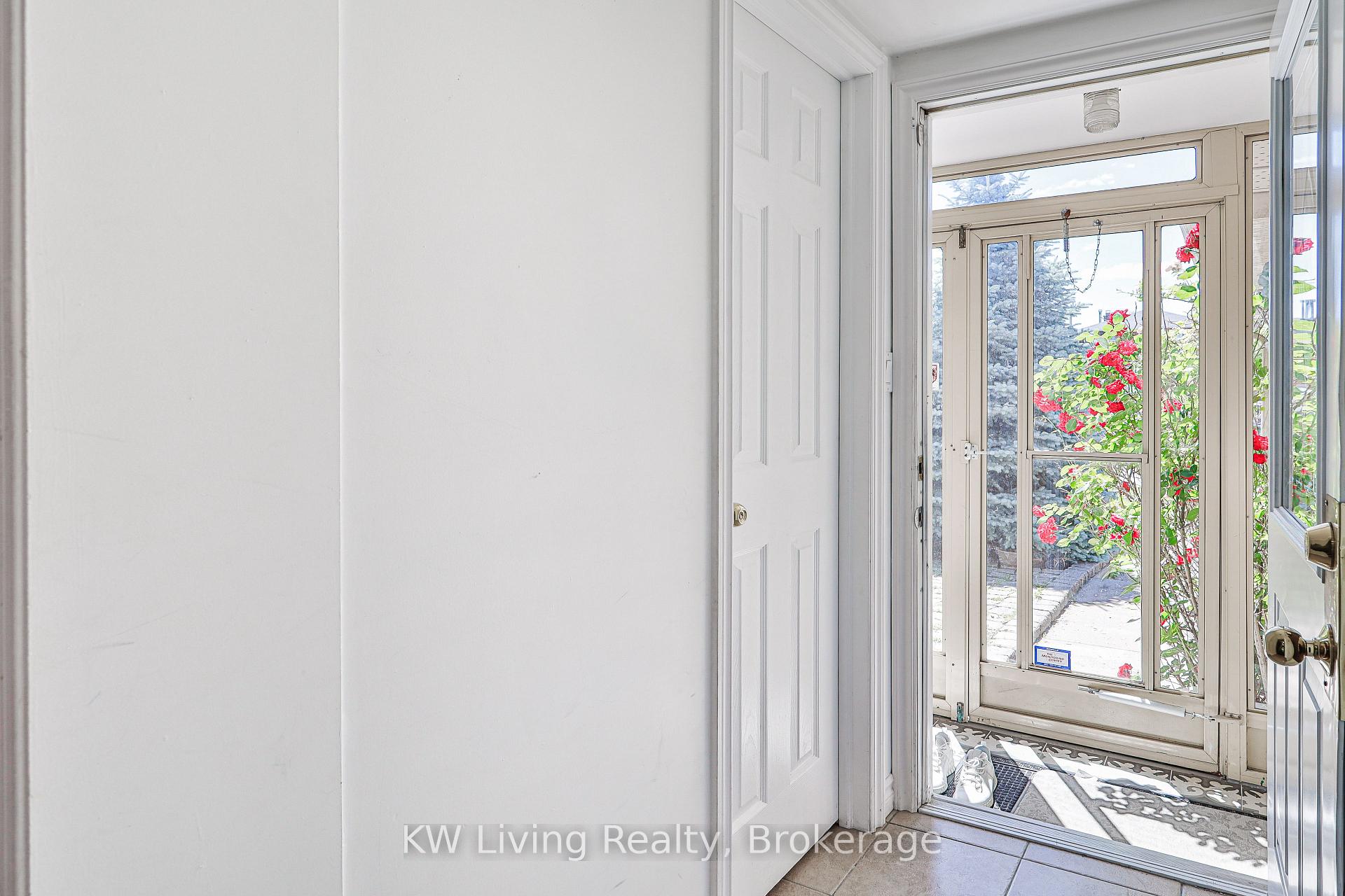 Photo 6 of 28 Jaimie Road, Vaughan, Brownridge — HOMEH
