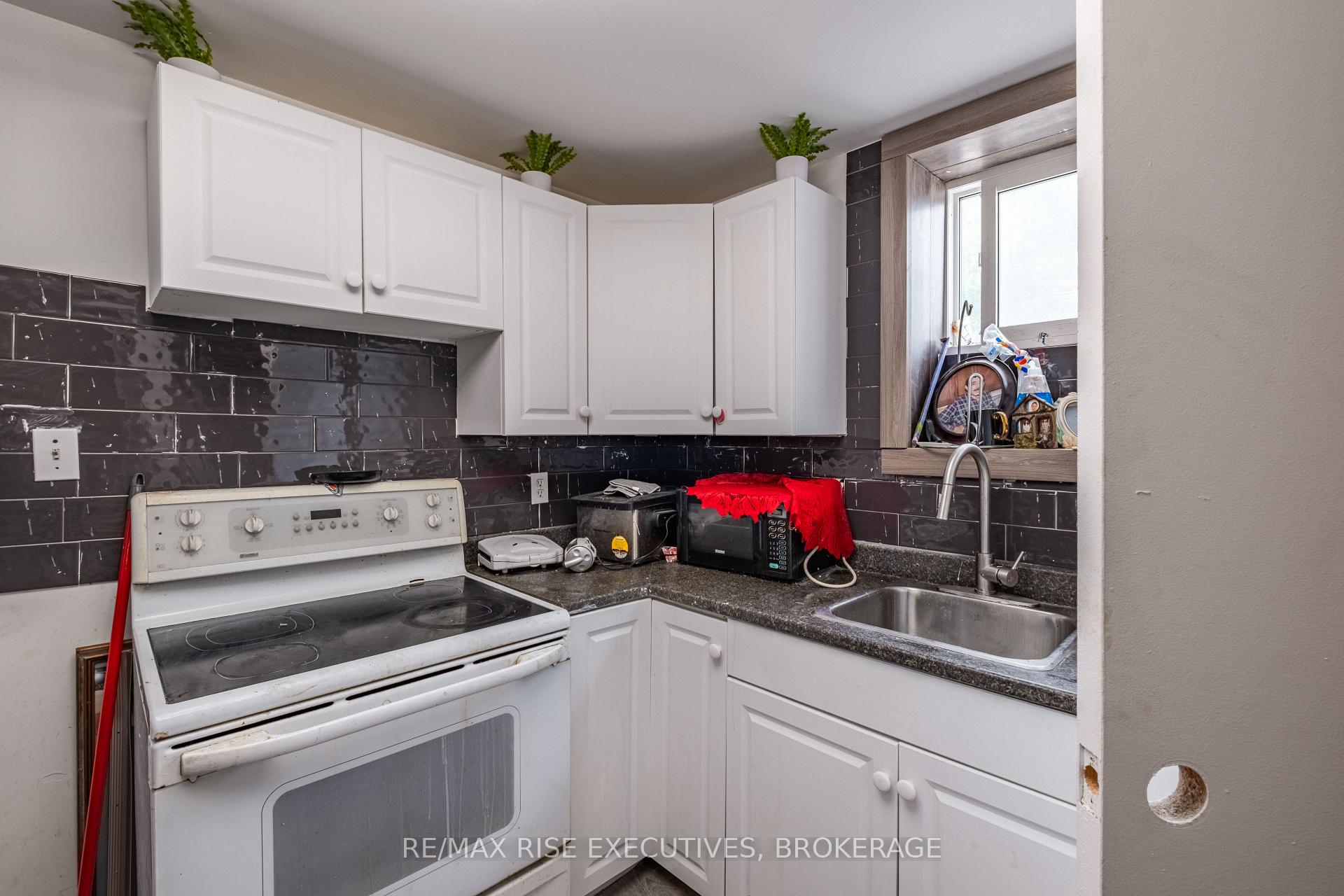 Photo 5 of 61 Seventh Avenue, Kingston, East of Sir John A. Blvd — HOMEH