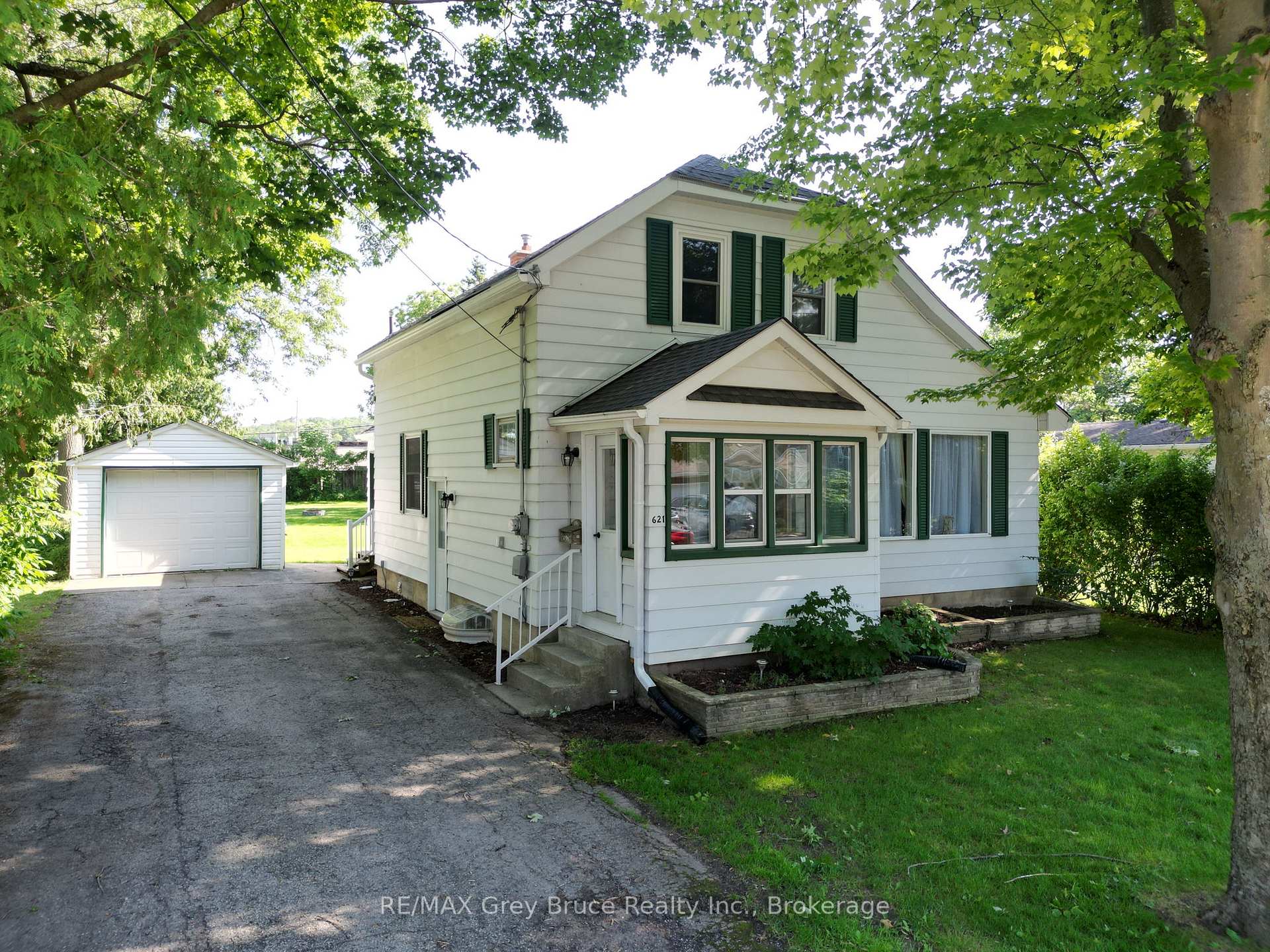 Front of 621 11th Street W