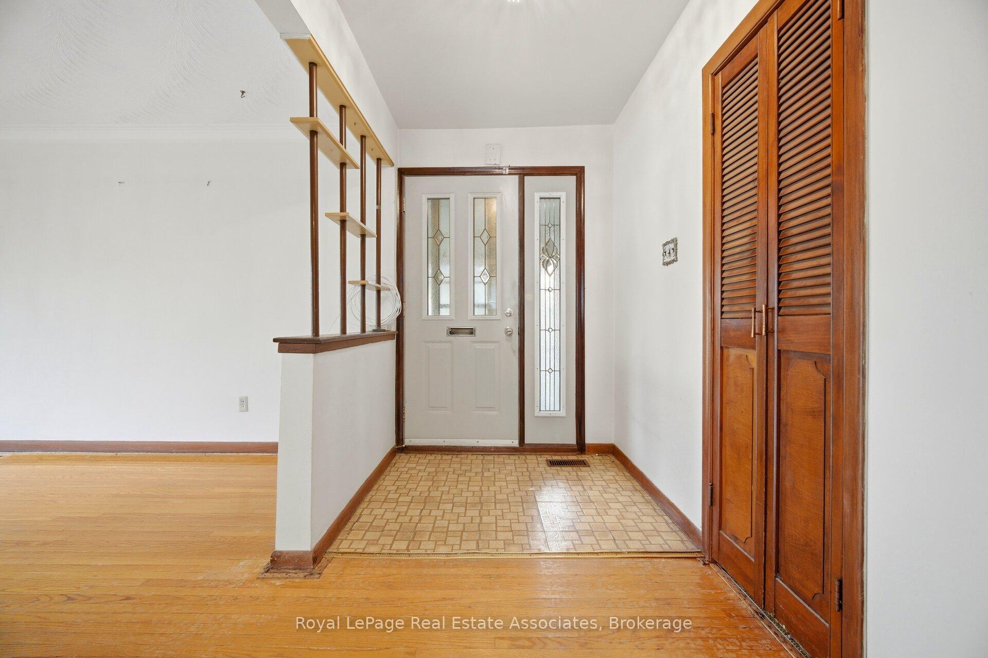 Photo 4 of 193 Kingsview Boulevard, Etobicoke, Kingsview Village-The Westway — HOMEH