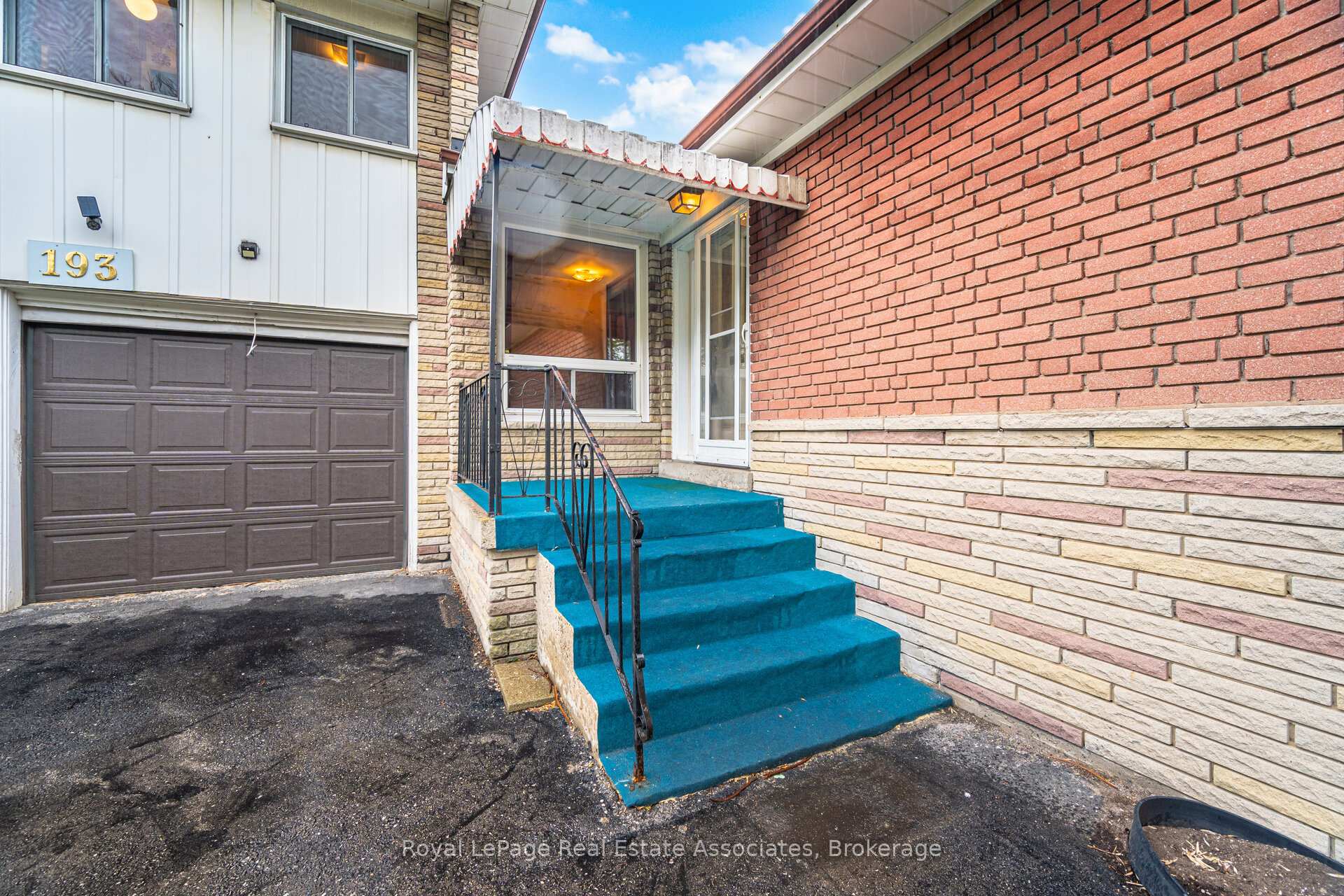 Photo 5 of 193 Kingsview Boulevard, Etobicoke, Kingsview Village-The Westway — HOMEH