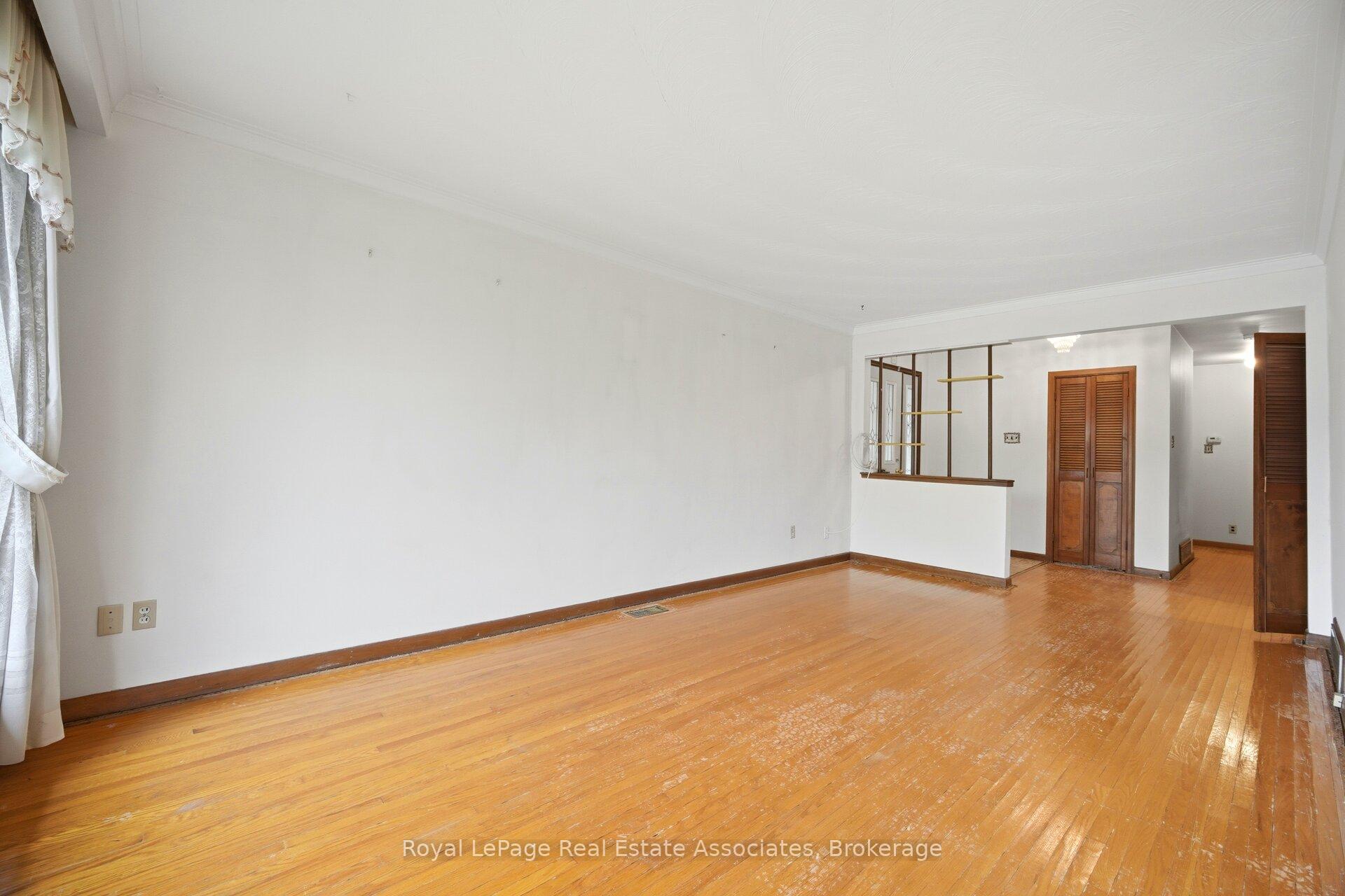 Photo 6 of 193 Kingsview Boulevard, Etobicoke, Kingsview Village-The Westway — HOMEH