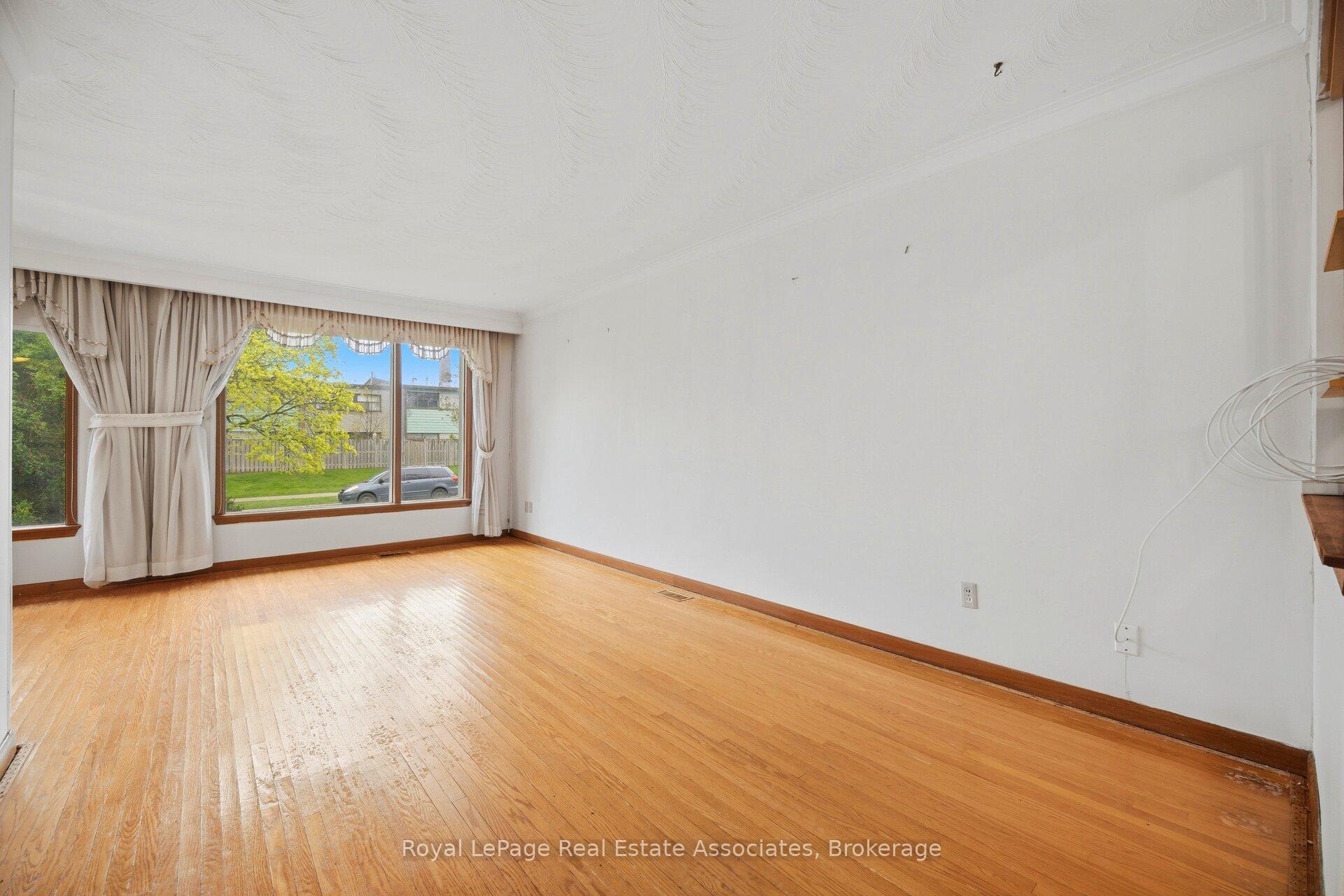 Photo 8 of 193 Kingsview Boulevard, Etobicoke, Kingsview Village-The Westway — HOMEH