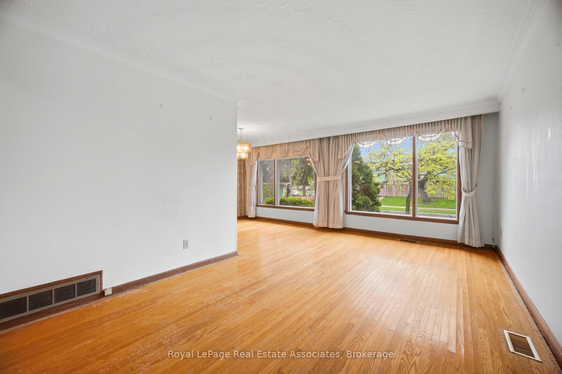Photo 9 of 193 Kingsview Boulevard, Etobicoke, Kingsview Village-The Westway — HOMEH