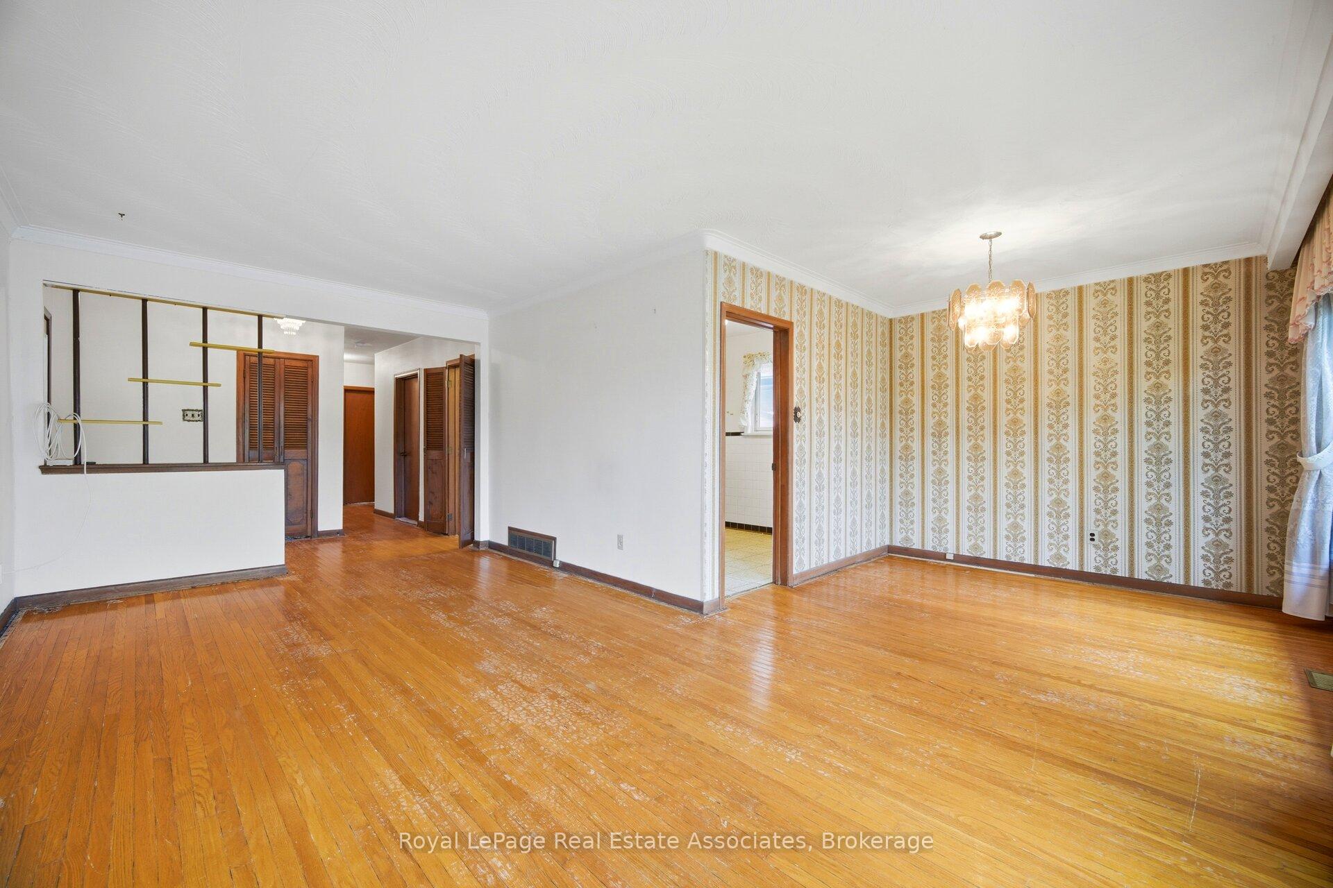 Photo 10 of 193 Kingsview Boulevard, Etobicoke, Kingsview Village-The Westway — HOMEH