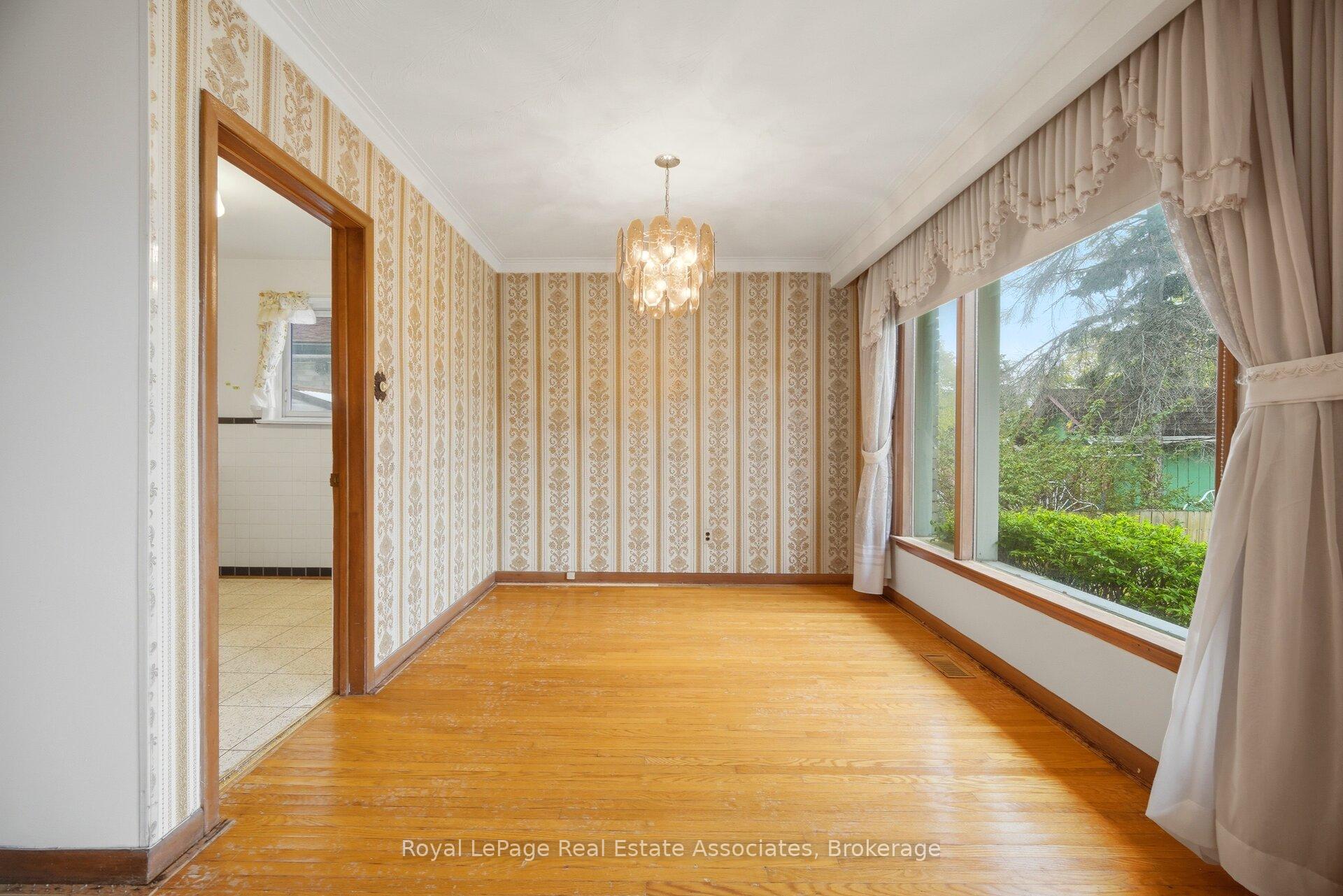 Photo 11 of 193 Kingsview Boulevard, Etobicoke, Kingsview Village-The Westway — HOMEH