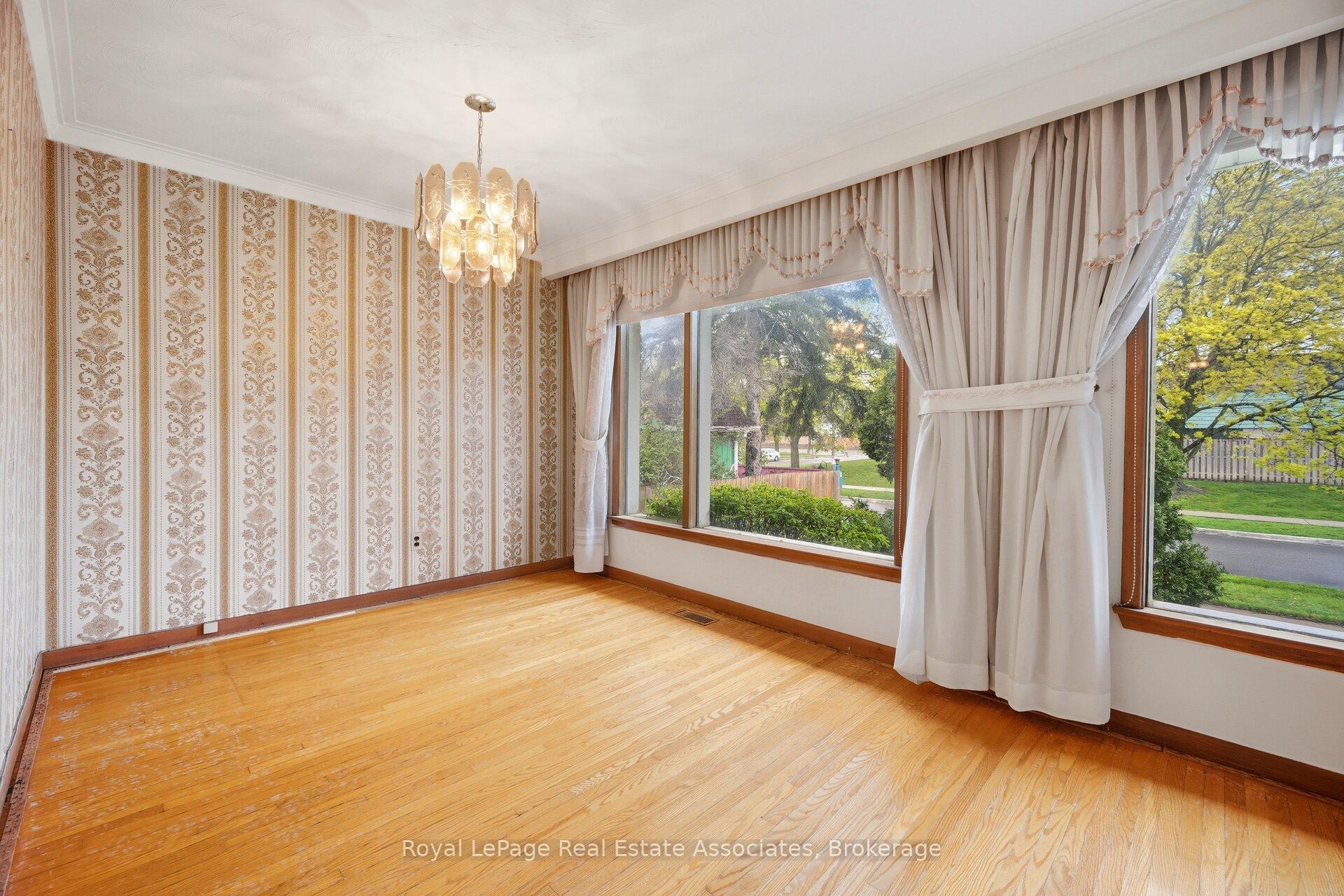 Photo 13 of 193 Kingsview Boulevard, Etobicoke, Kingsview Village-The Westway — HOMEH