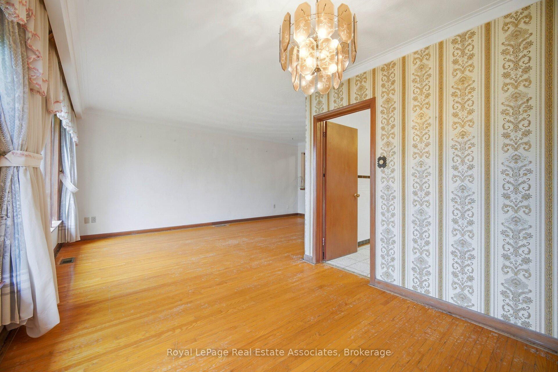 Photo 14 of 193 Kingsview Boulevard, Etobicoke, Kingsview Village-The Westway — HOMEH