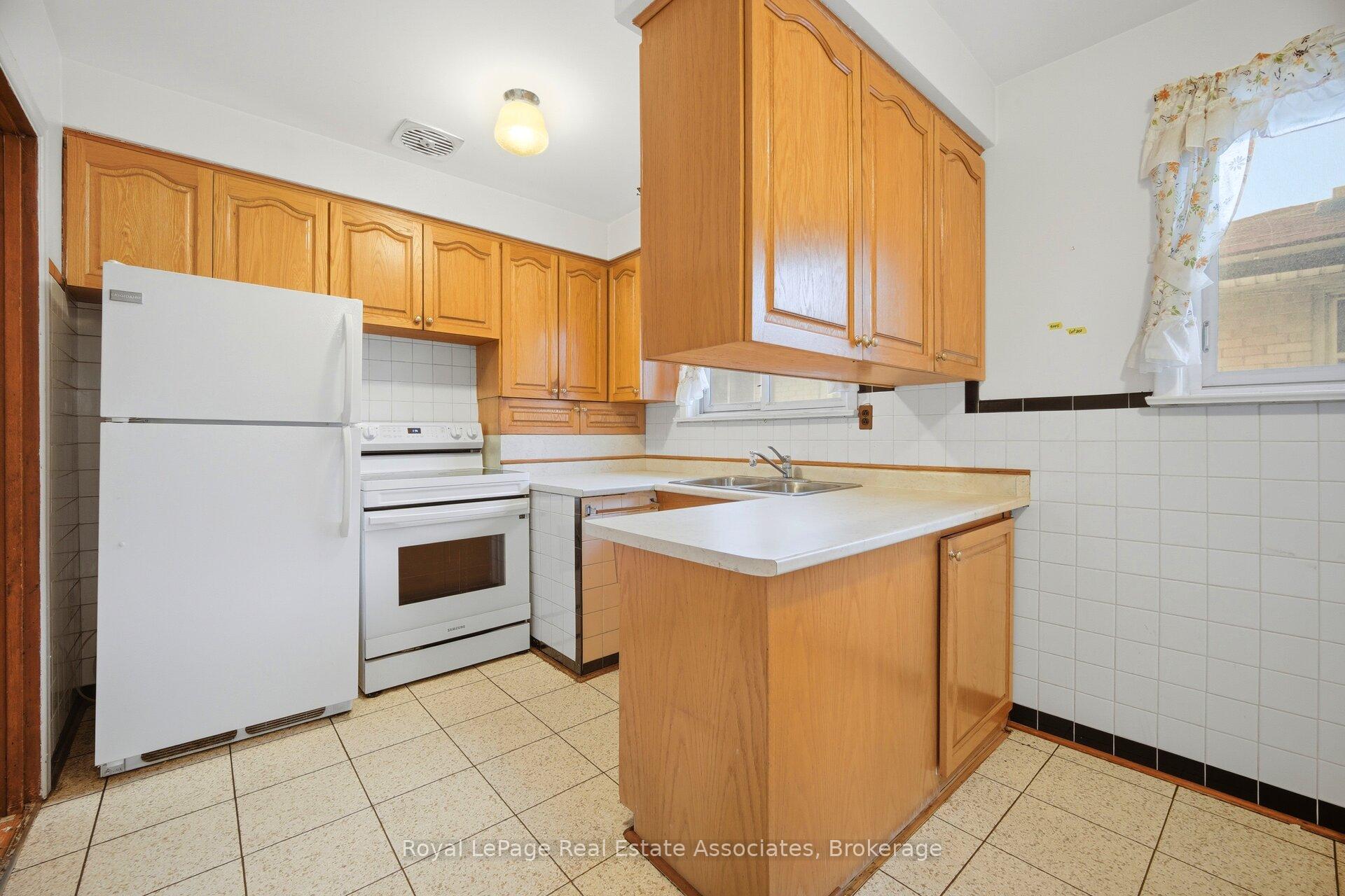 Photo 15 of 193 Kingsview Boulevard, Etobicoke, Kingsview Village-The Westway — HOMEH