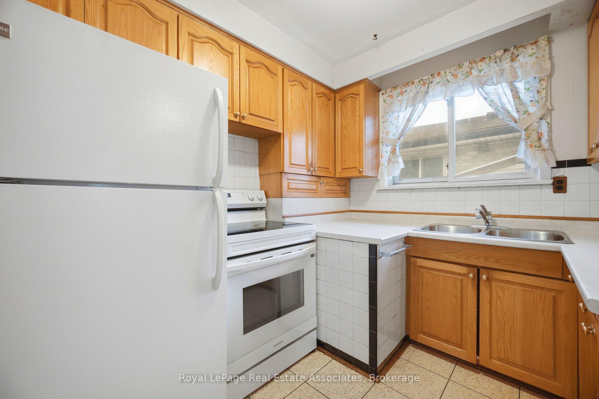 Photo 16 of 193 Kingsview Boulevard, Etobicoke, Kingsview Village-The Westway — HOMEH