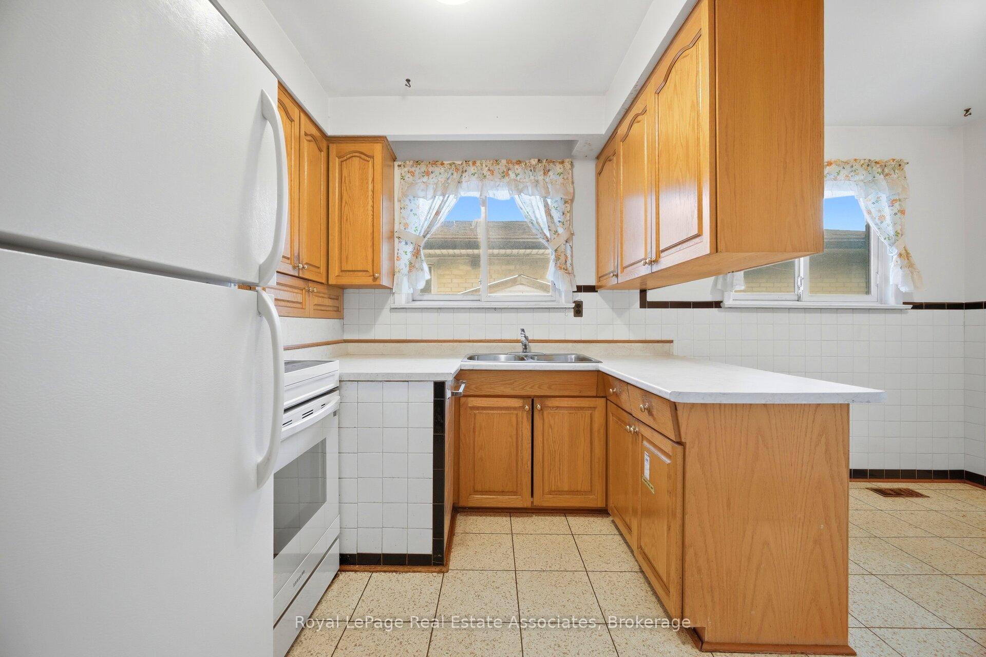 Photo 17 of 193 Kingsview Boulevard, Etobicoke, Kingsview Village-The Westway — HOMEH