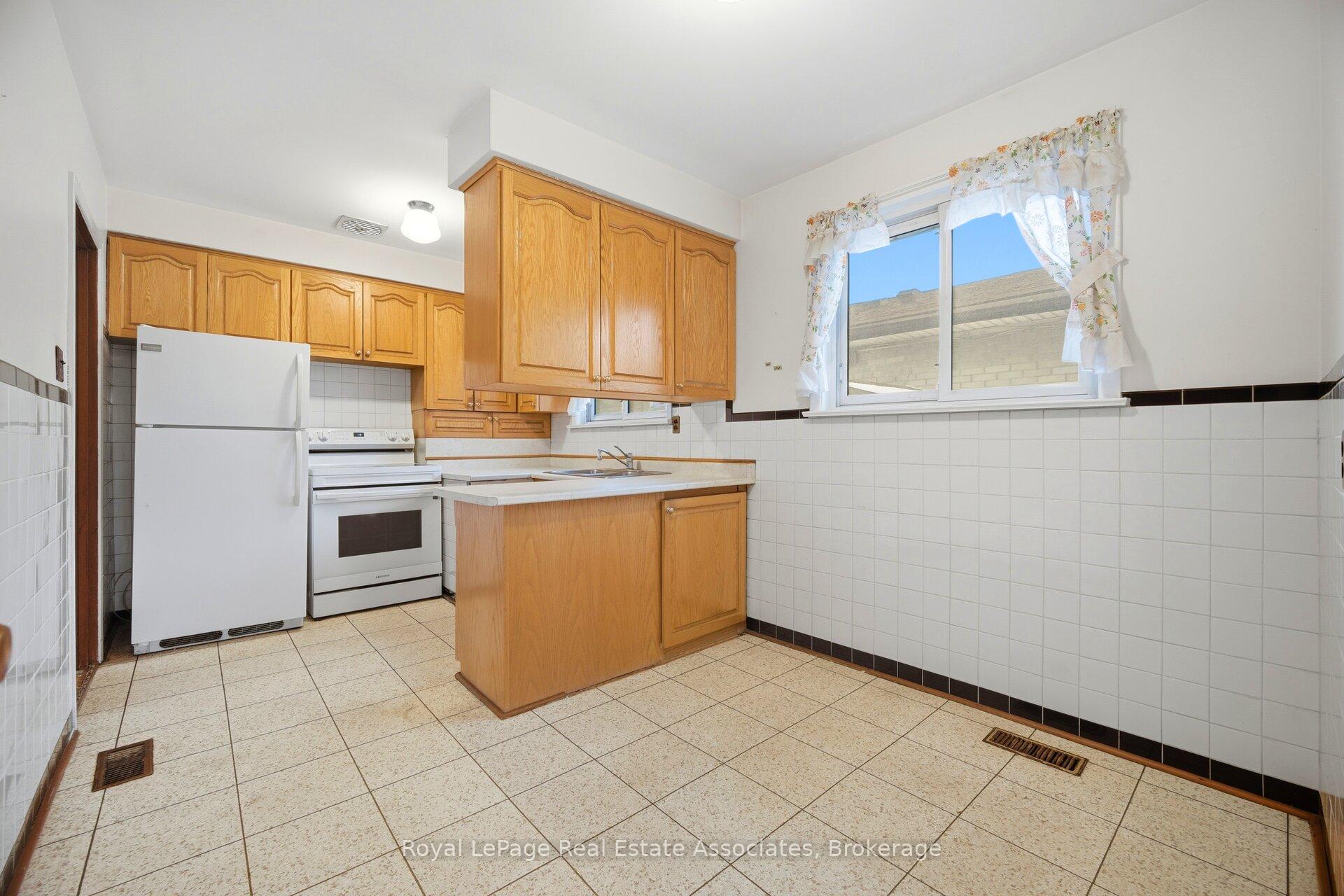 Photo 18 of 193 Kingsview Boulevard, Etobicoke, Kingsview Village-The Westway — HOMEH