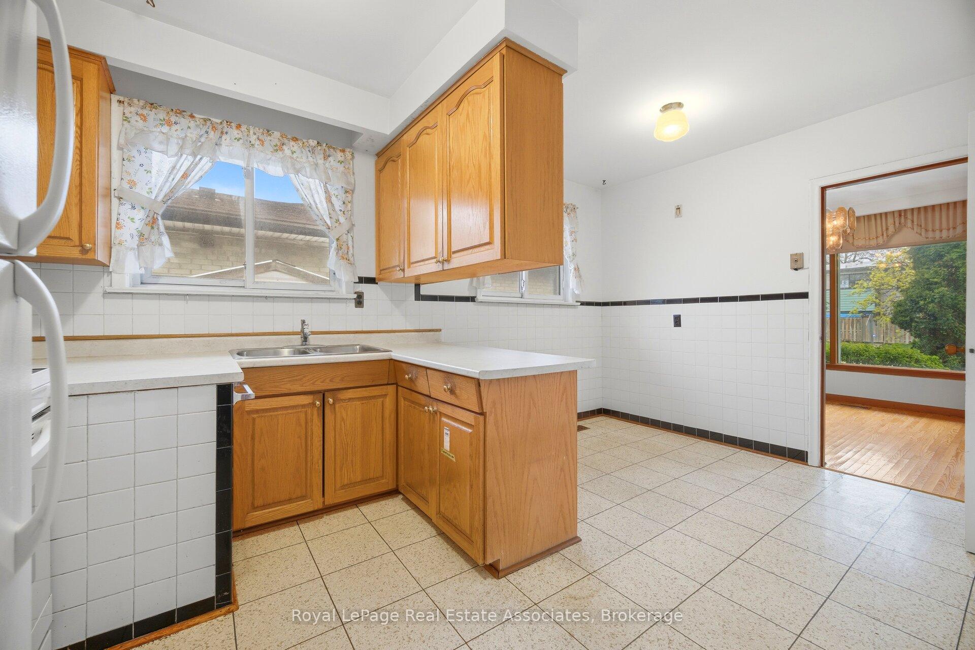 Photo 19 of 193 Kingsview Boulevard, Etobicoke, Kingsview Village-The Westway — HOMEH