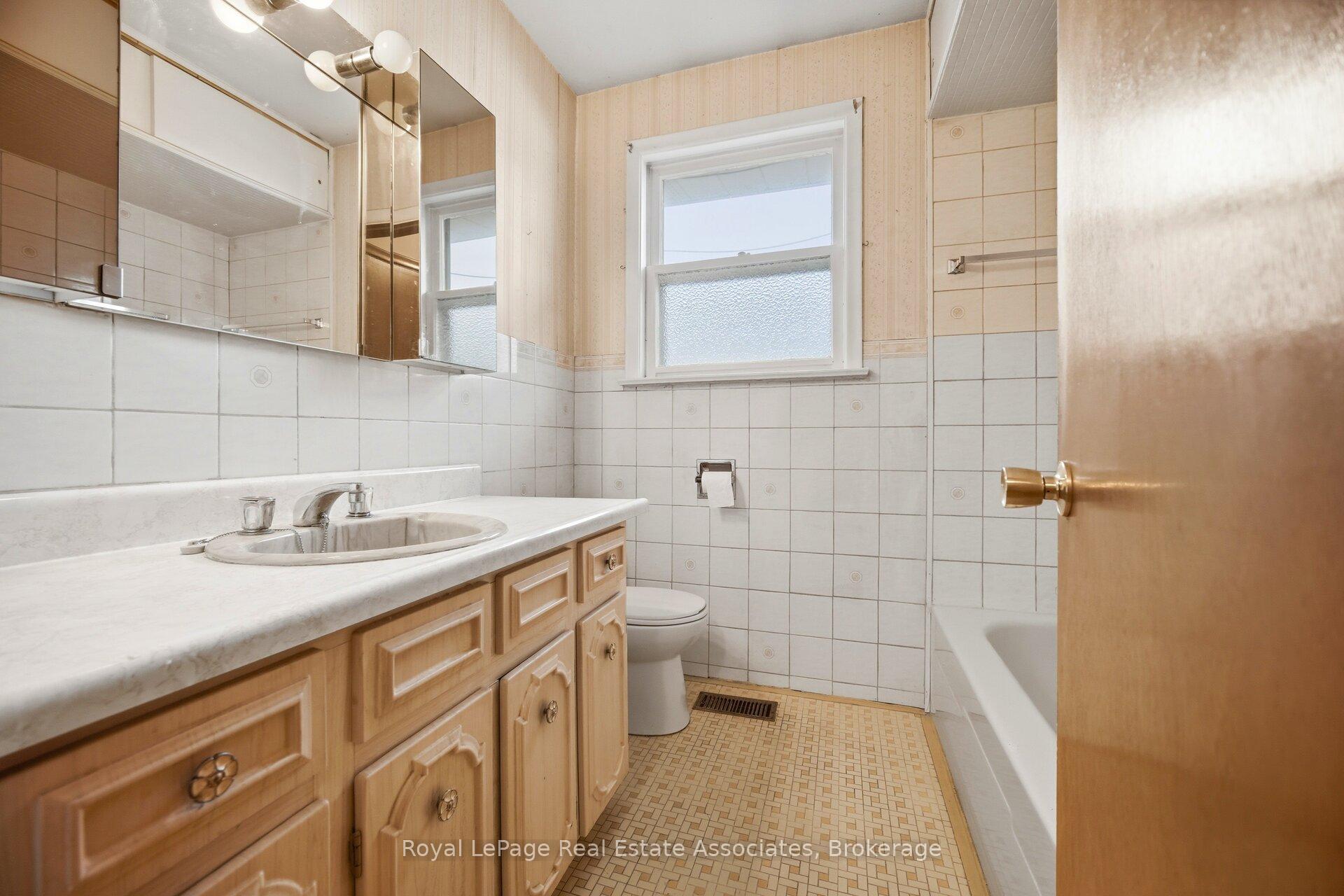 Photo 36 of 193 Kingsview Boulevard, Etobicoke, Kingsview Village-The Westway — HOMEH