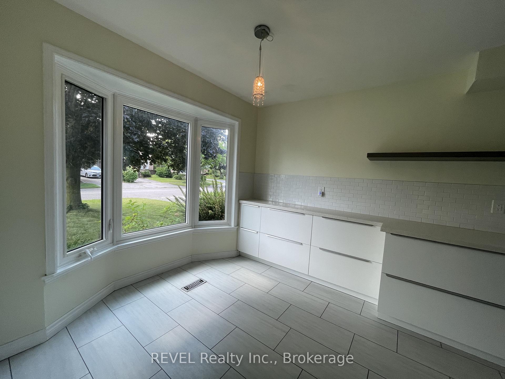 Photo 3 of 24 Rembrandt Drive, Grimsby, Grimsby Beach — HOMEH
