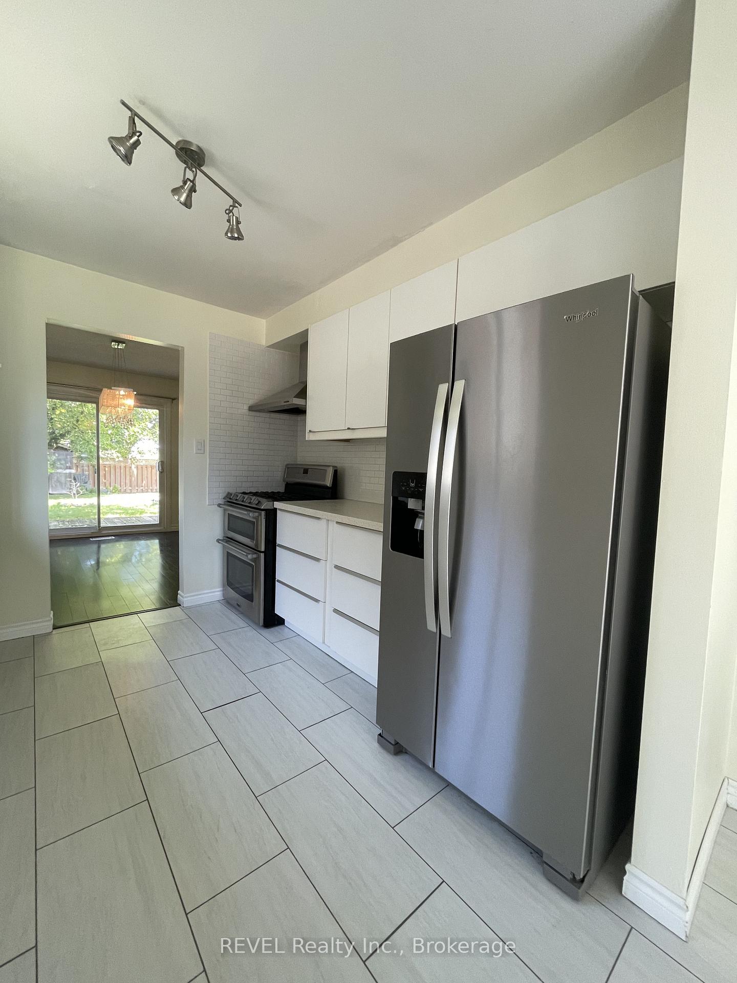 Photo 4 of 24 Rembrandt Drive, Grimsby, Grimsby Beach — HOMEH