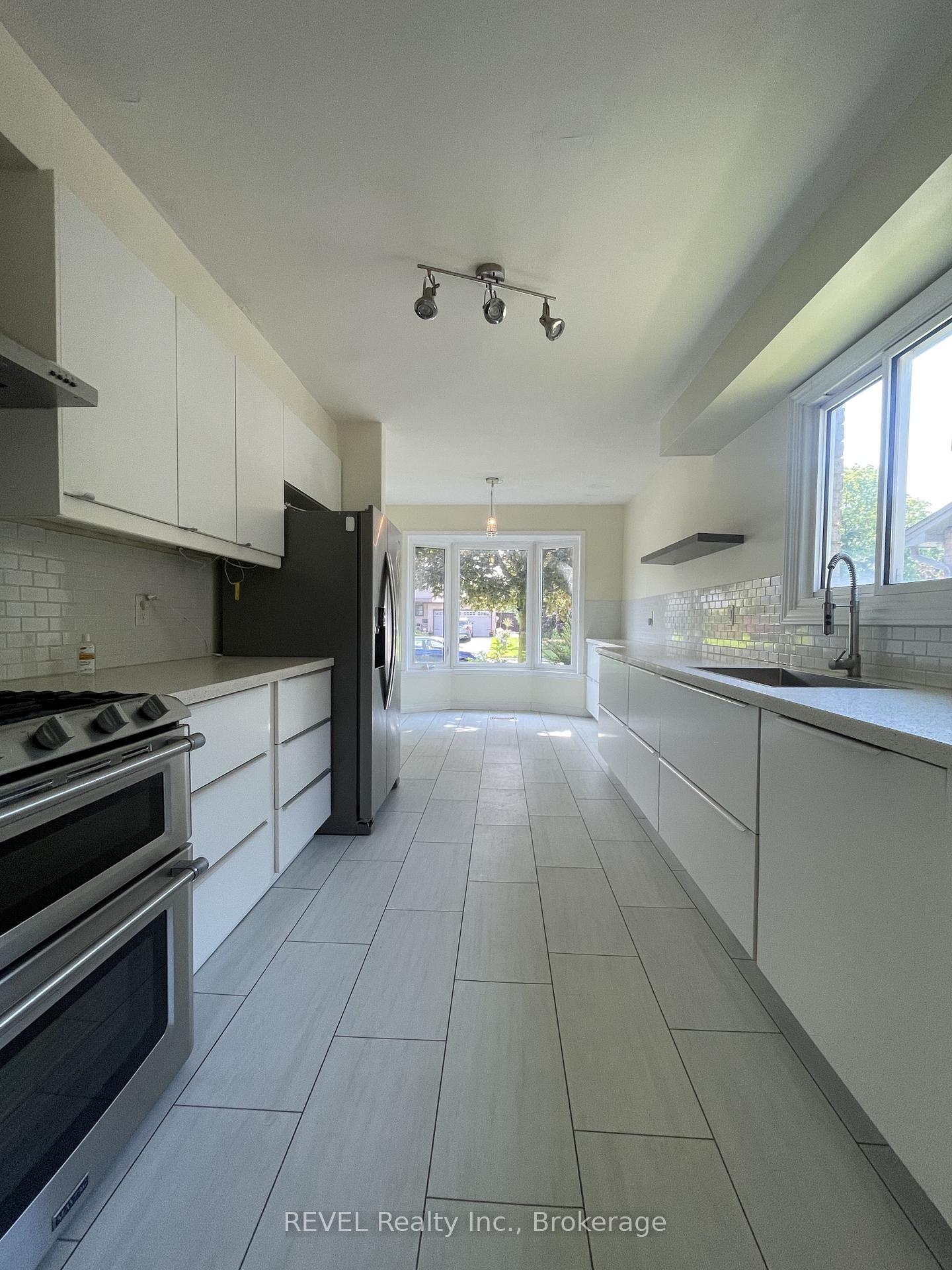 Photo 5 of 24 Rembrandt Drive, Grimsby, Grimsby Beach — HOMEH