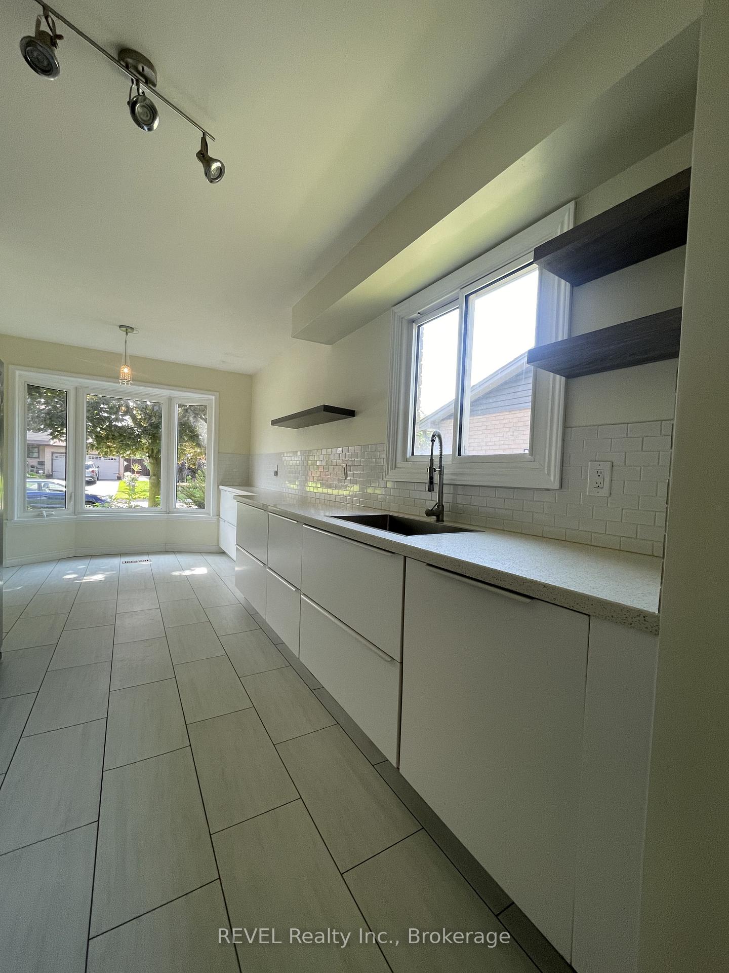 Photo 6 of 24 Rembrandt Drive, Grimsby, Grimsby Beach — HOMEH