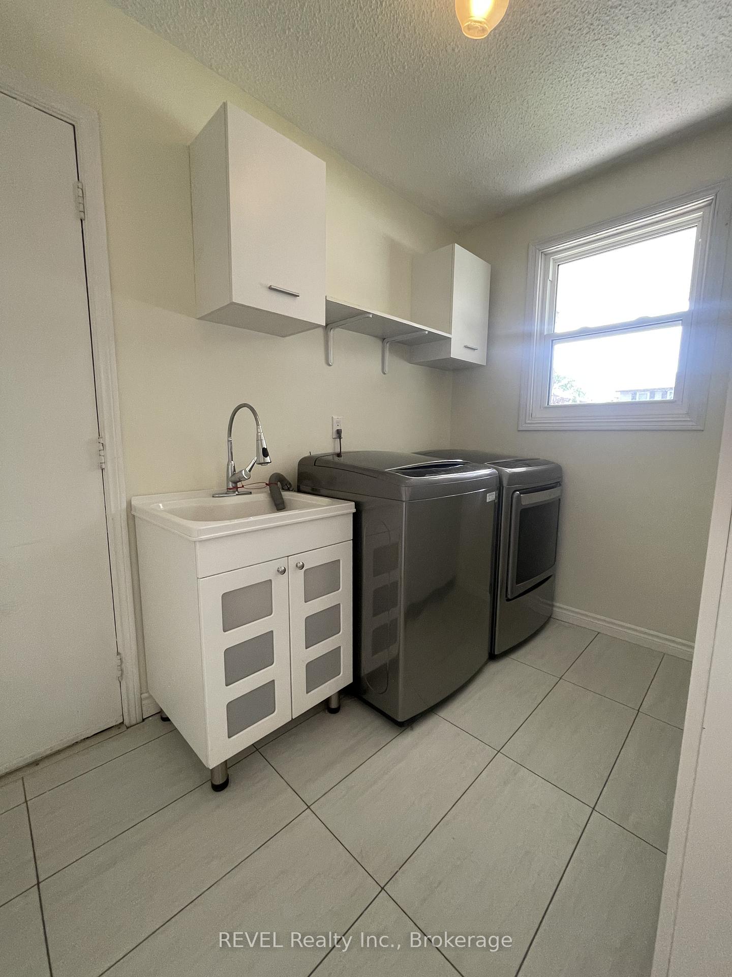 Photo 10 of 24 Rembrandt Drive, Grimsby, Grimsby Beach — HOMEH
