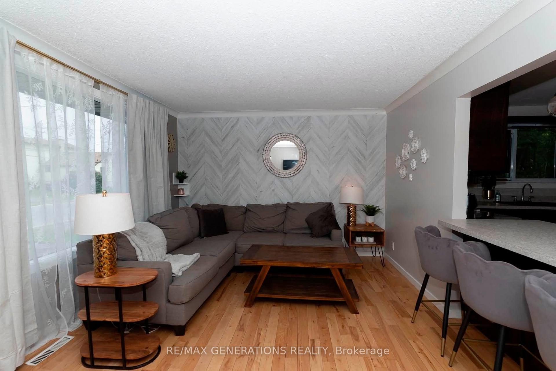 Photo 3 of 473 Tupper Street, Thunder Bay, College Heights — HOMEH